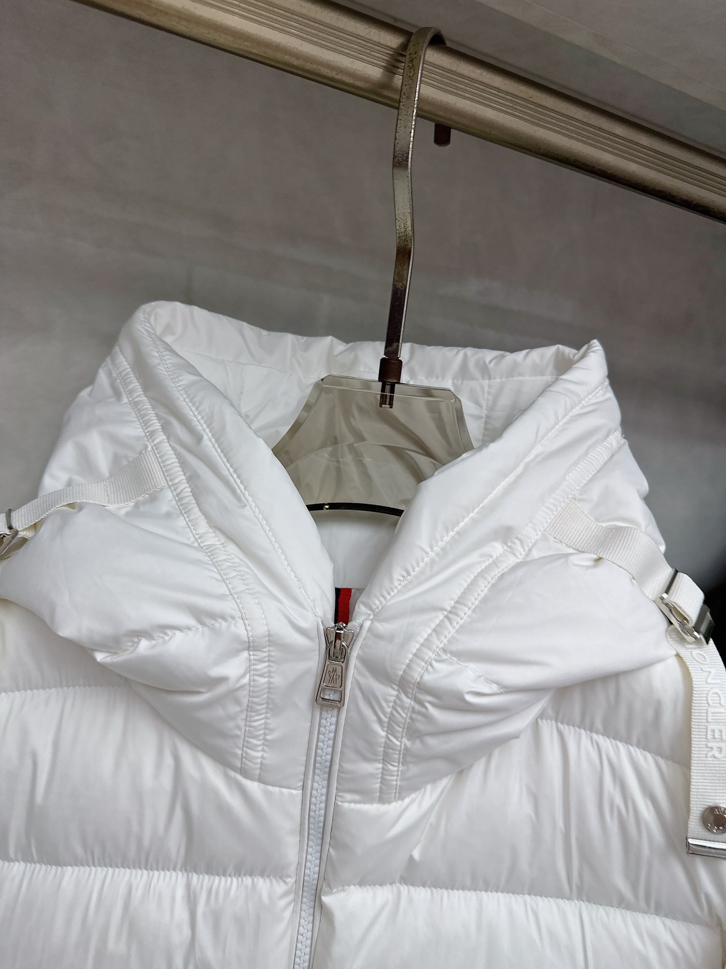 MONCLER 蒙口 2025新款男款连帽羽绒服。国标填充90白鸭绒，充绒量超级足，定制LOGO五金，袖