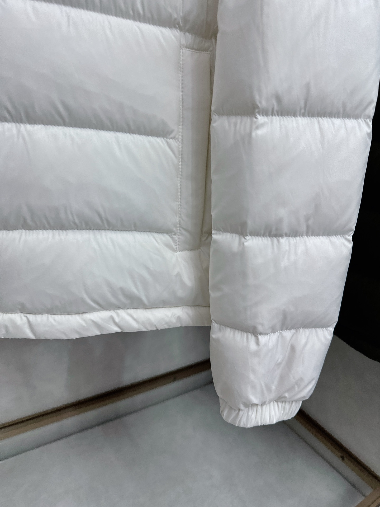 MONCLER 蒙口 2025新款男款连帽羽绒服。国标填充90白鸭绒，充绒量超级足，定制LOGO五金，袖