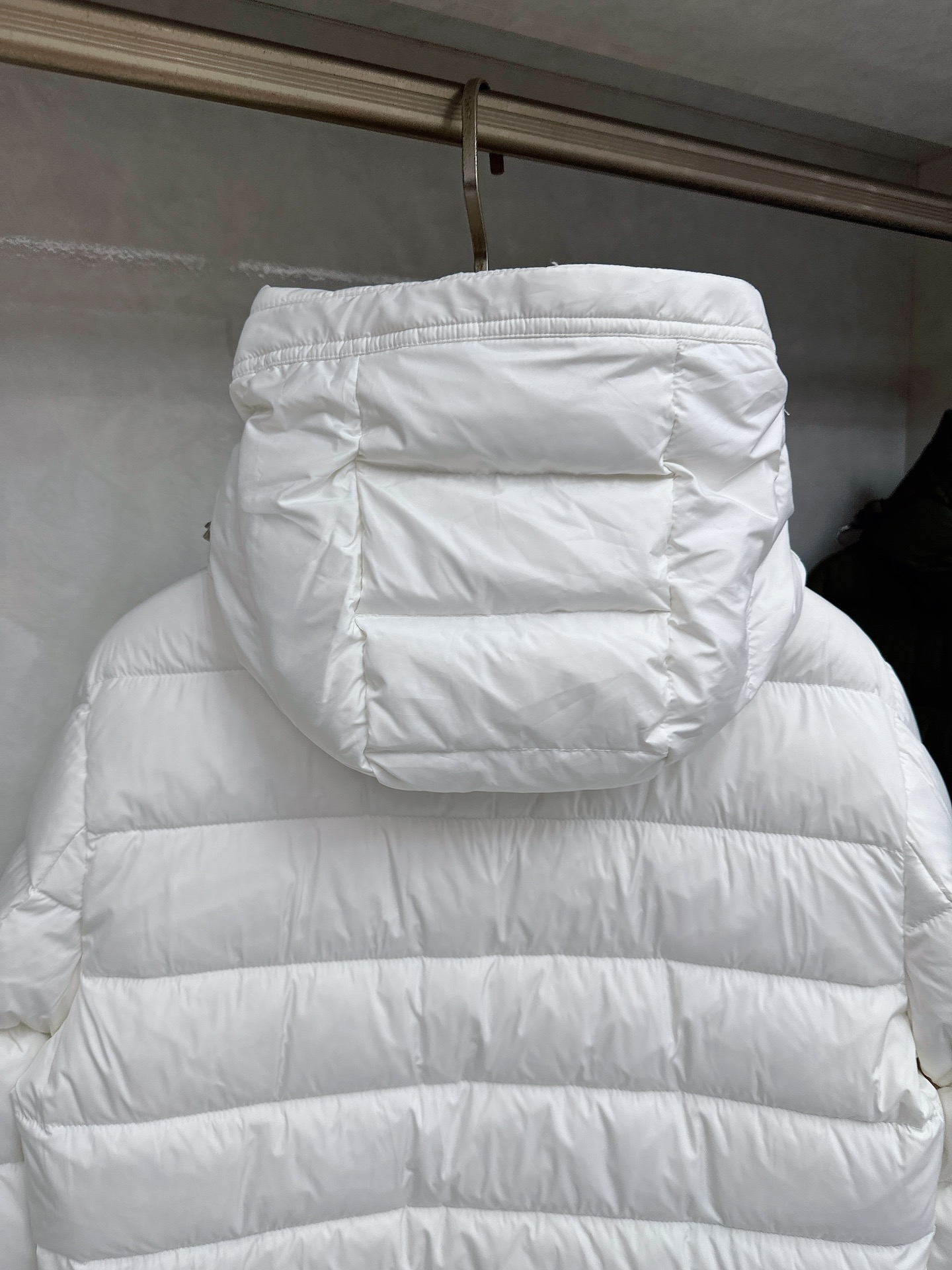 MONCLER 蒙口 2025新款男款连帽羽绒服。国标填充90白鸭绒，充绒量超级足，定制LOGO五金，袖