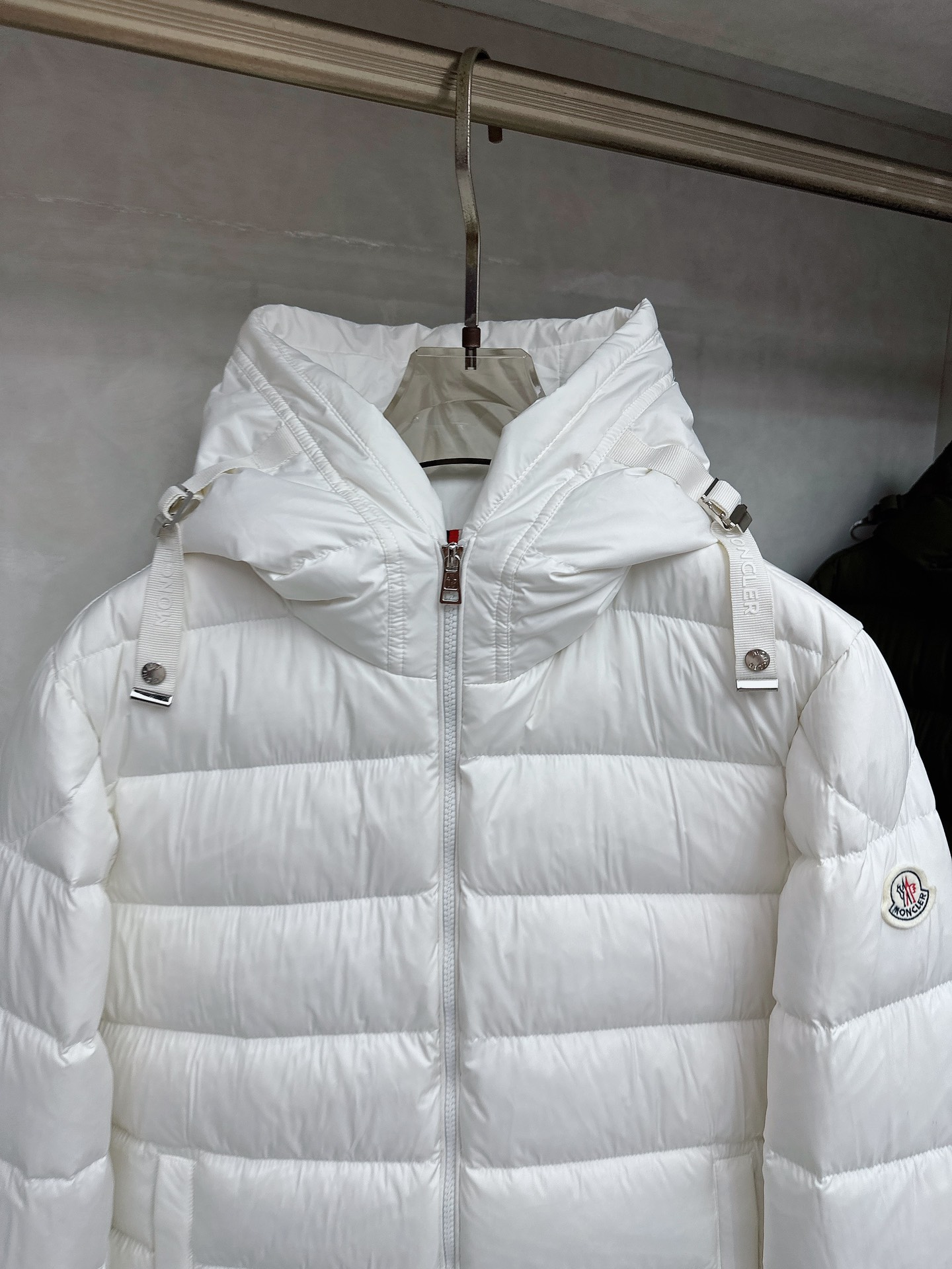 MONCLER 蒙口 2025新款男款连帽羽绒服。国标填充90白鸭绒，充绒量超级足，定制LOGO五金，袖