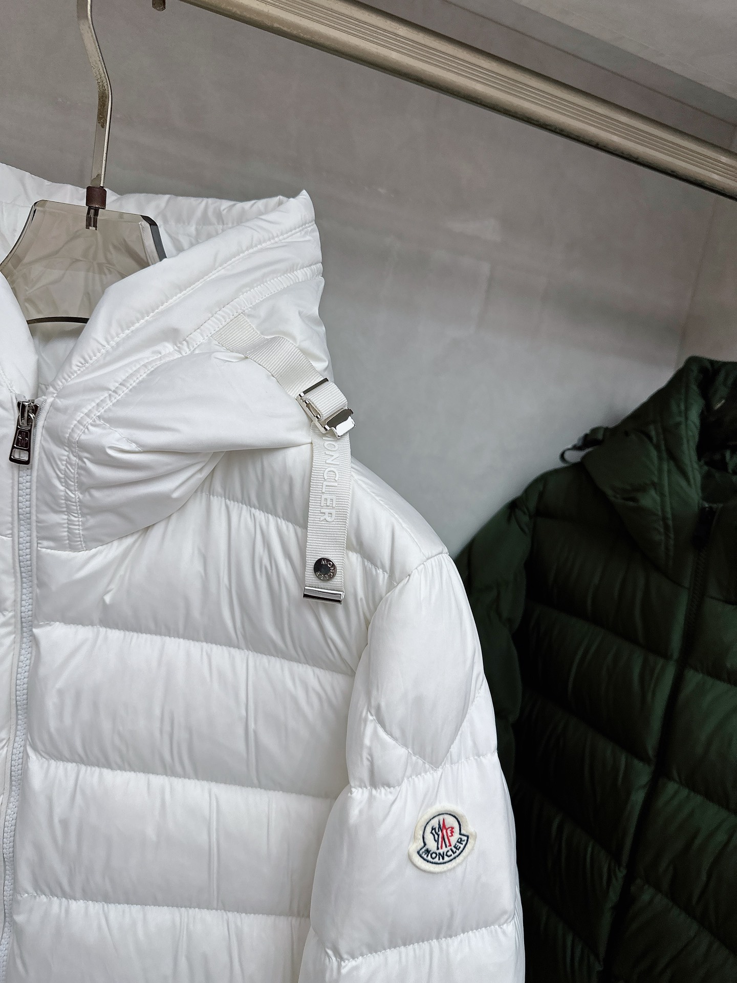 MONCLER 蒙口 2025新款男款连帽羽绒服。国标填充90白鸭绒，充绒量超级足，定制LOGO五金，袖