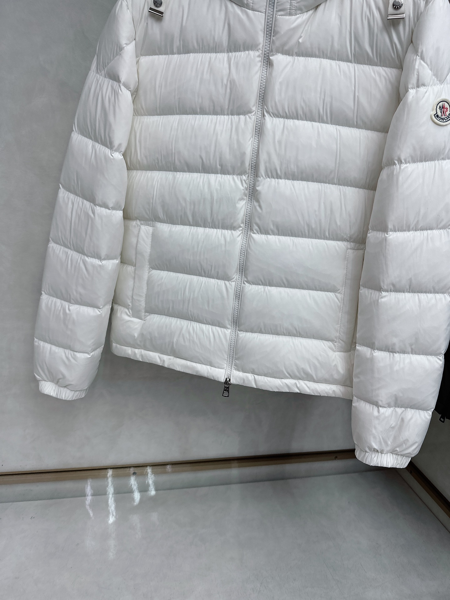 MONCLER 蒙口 2025新款男款连帽羽绒服。国标填充90白鸭绒，充绒量超级足，定制LOGO五金，袖