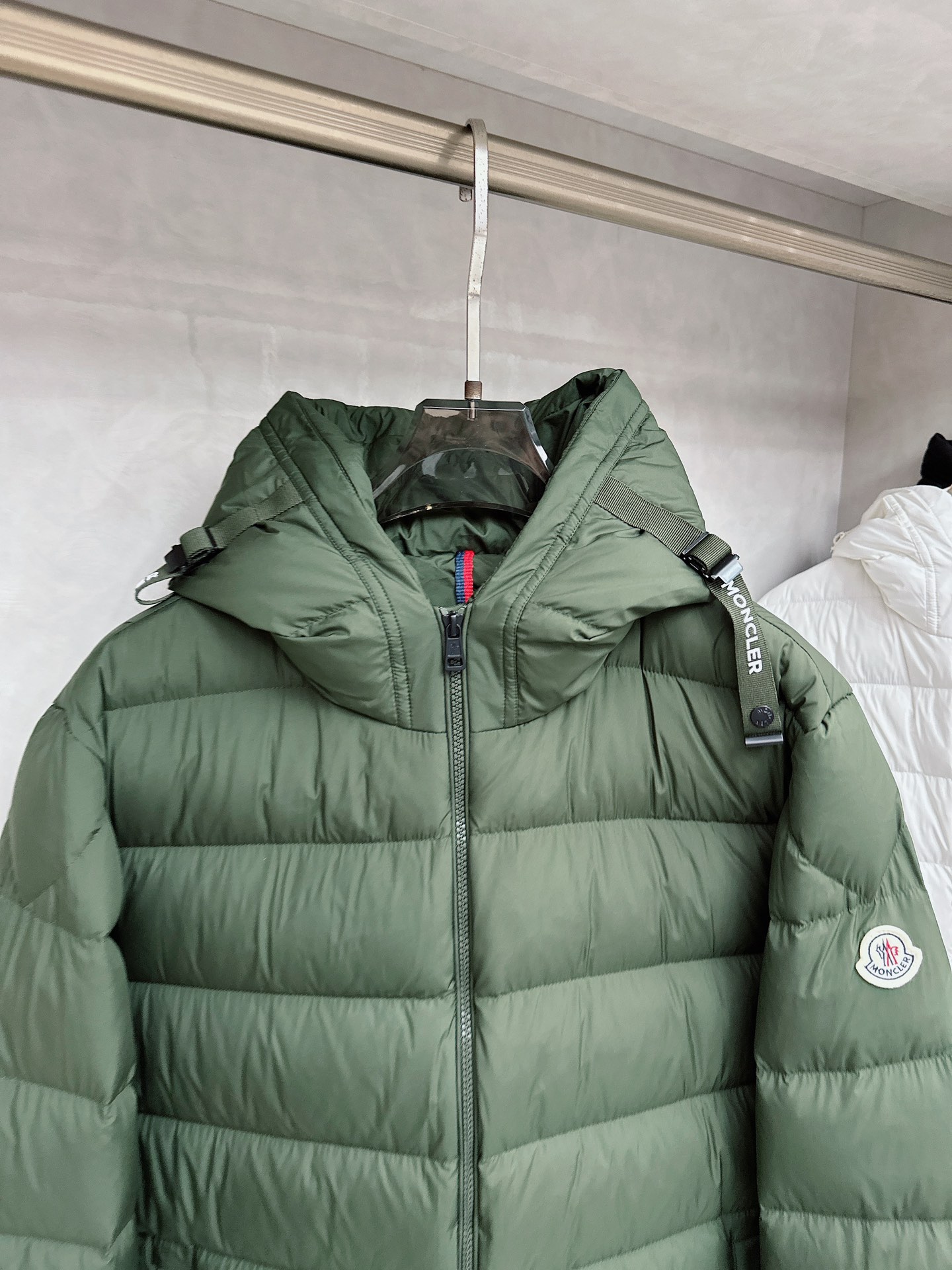 MONCLER 蒙口 2025新款男款连帽羽绒服。国标填充90白鸭绒，充绒量超级足，定制LOGO五金，袖