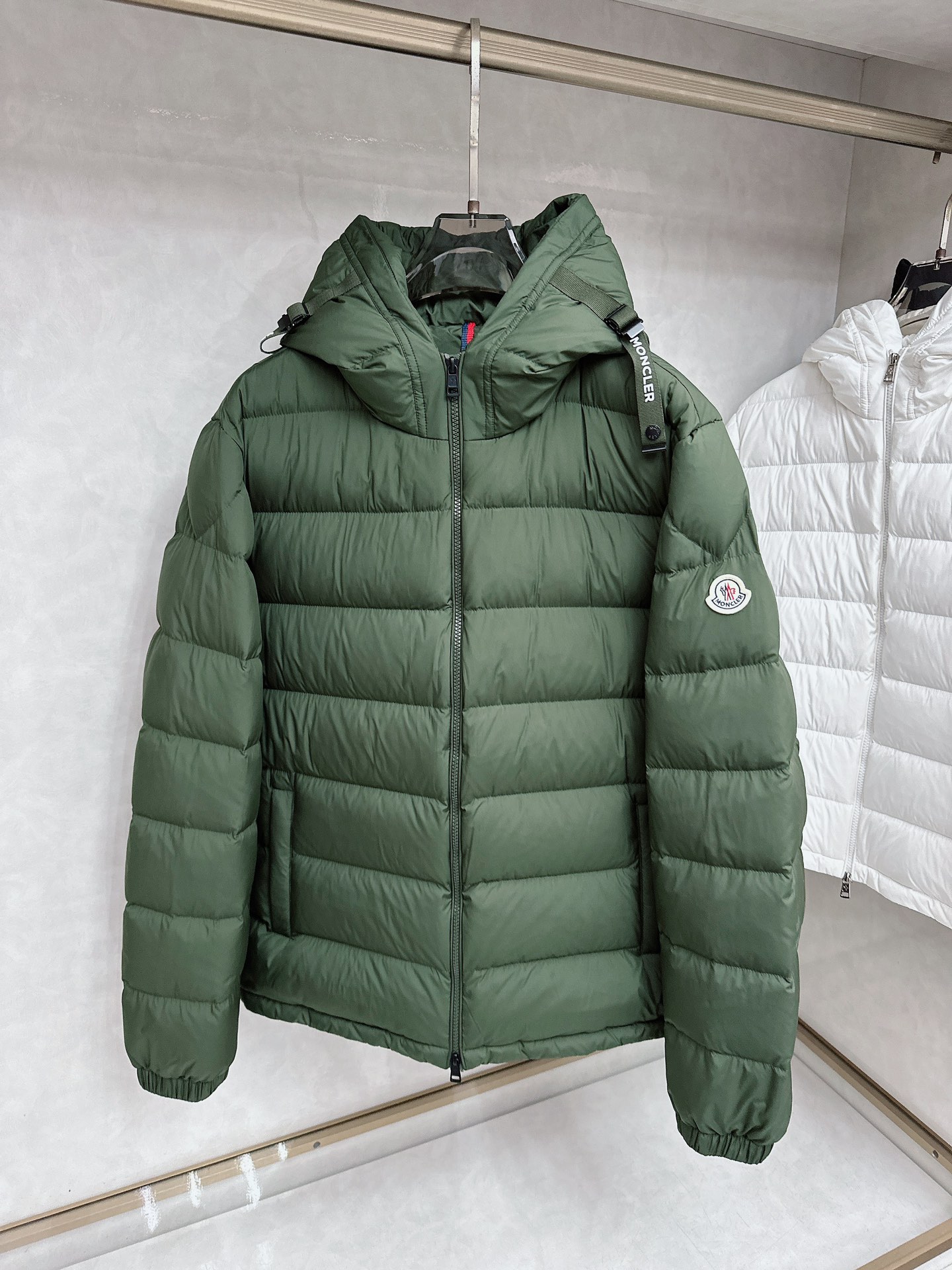 MONCLER 蒙口 2025新款男款连帽羽绒服。国标填充90白鸭绒，充绒量超级足，定制LOGO五金，袖
