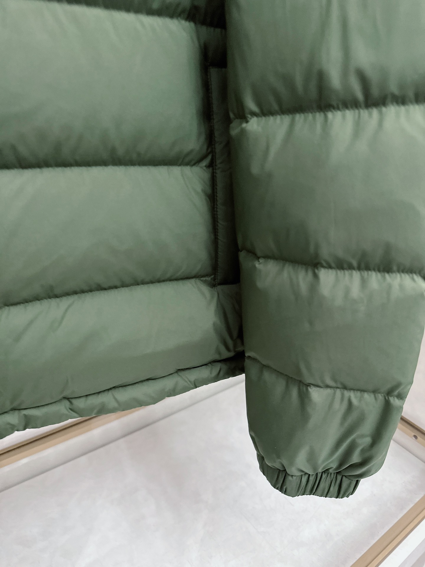 MONCLER 蒙口 2025新款男款连帽羽绒服。国标填充90白鸭绒，充绒量超级足，定制LOGO五金，袖