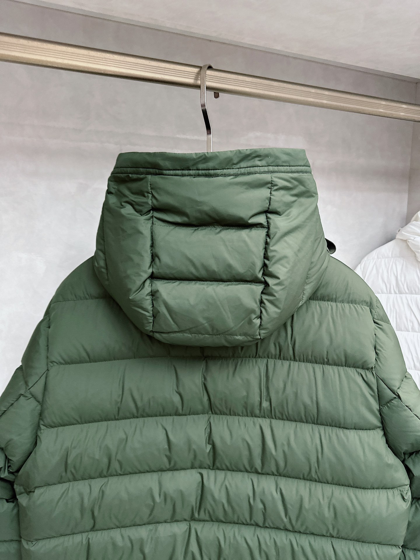 MONCLER 蒙口 2025新款男款连帽羽绒服。国标填充90白鸭绒，充绒量超级足，定制LOGO五金，袖