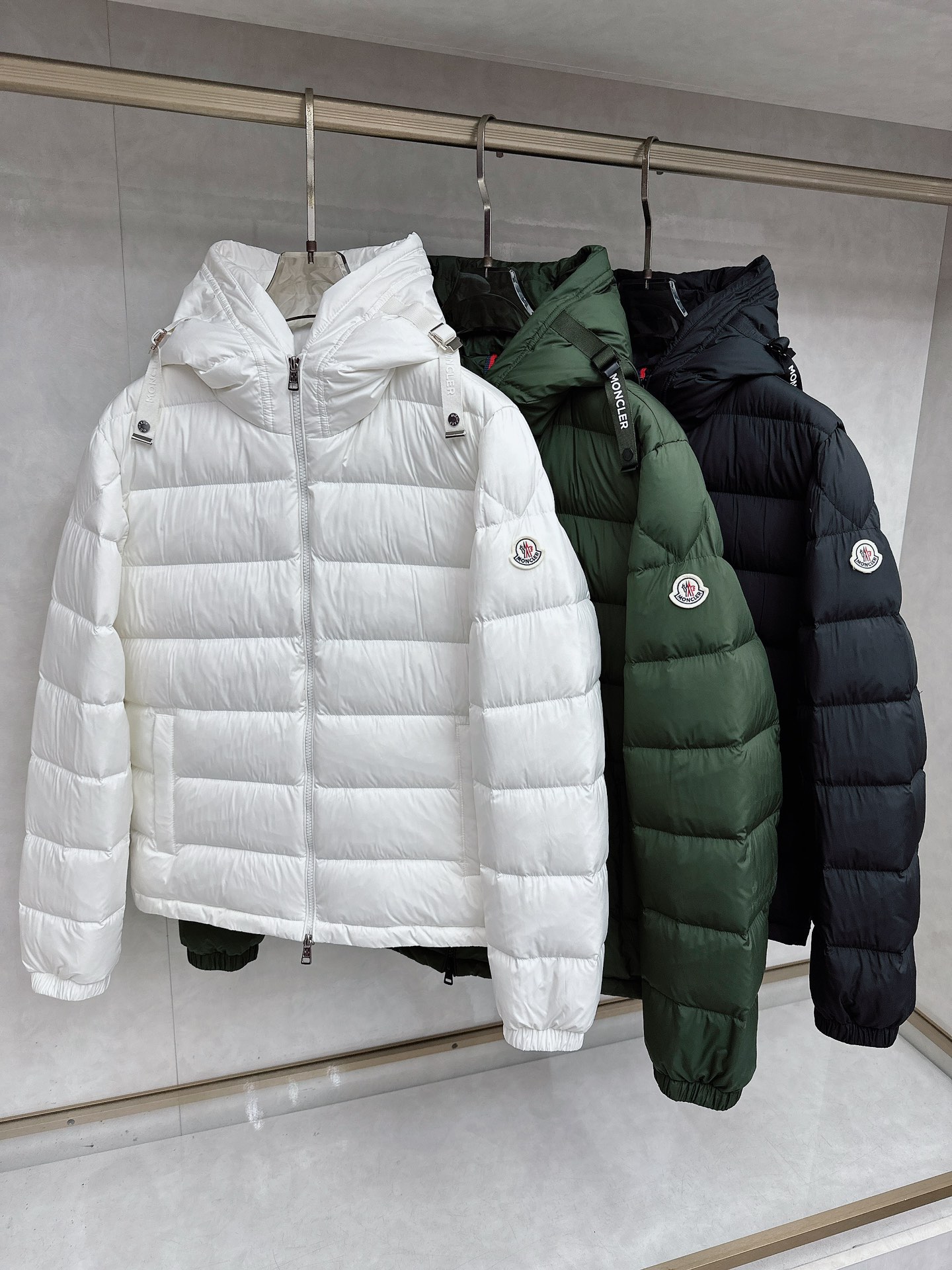 MONCLER 蒙口 2025新款男款连帽羽绒服。国标填充90白鸭绒，充绒量超级足，定制LOGO五金，袖