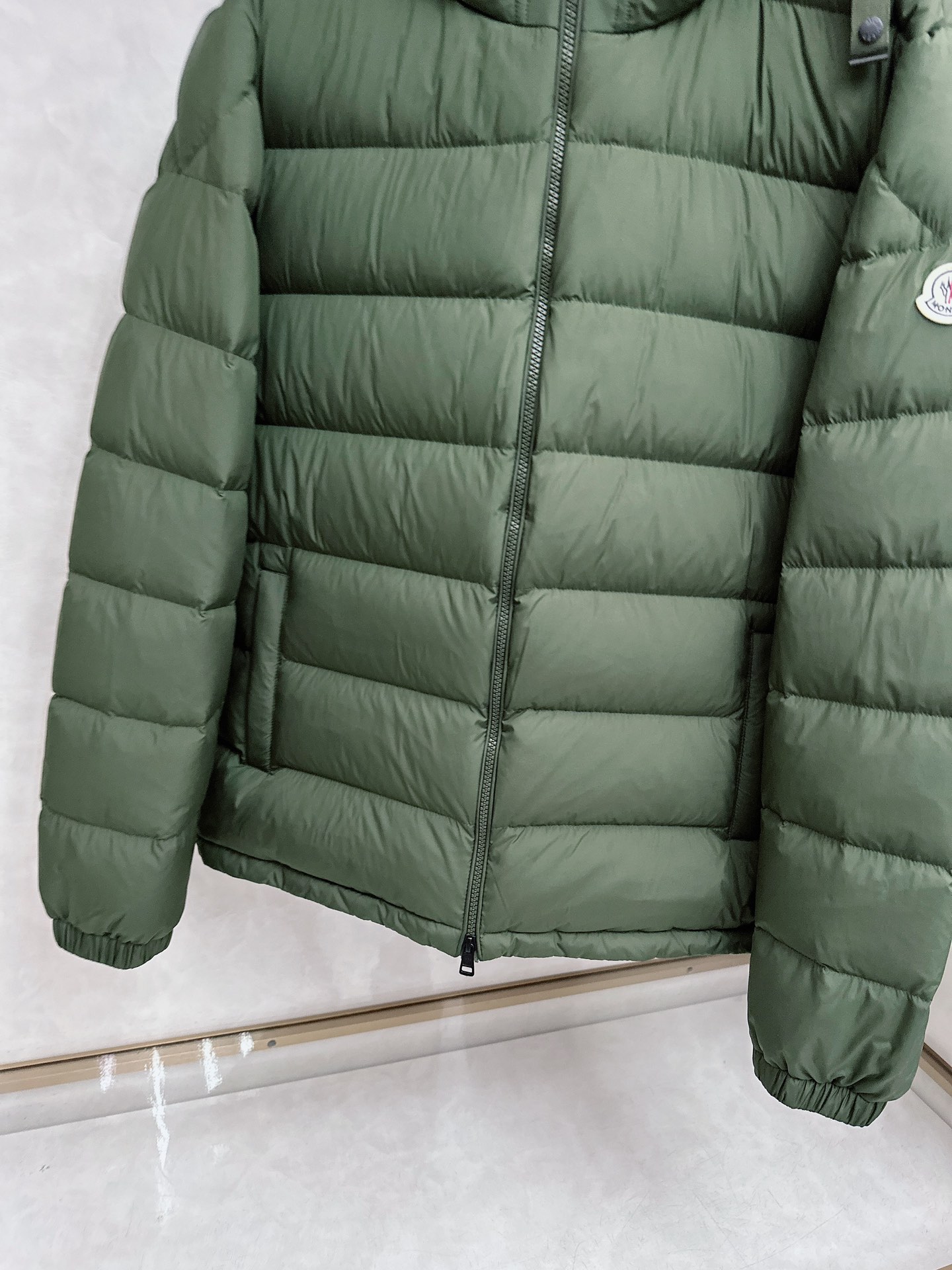 MONCLER 蒙口 2025新款男款连帽羽绒服。国标填充90白鸭绒，充绒量超级足，定制LOGO五金，袖