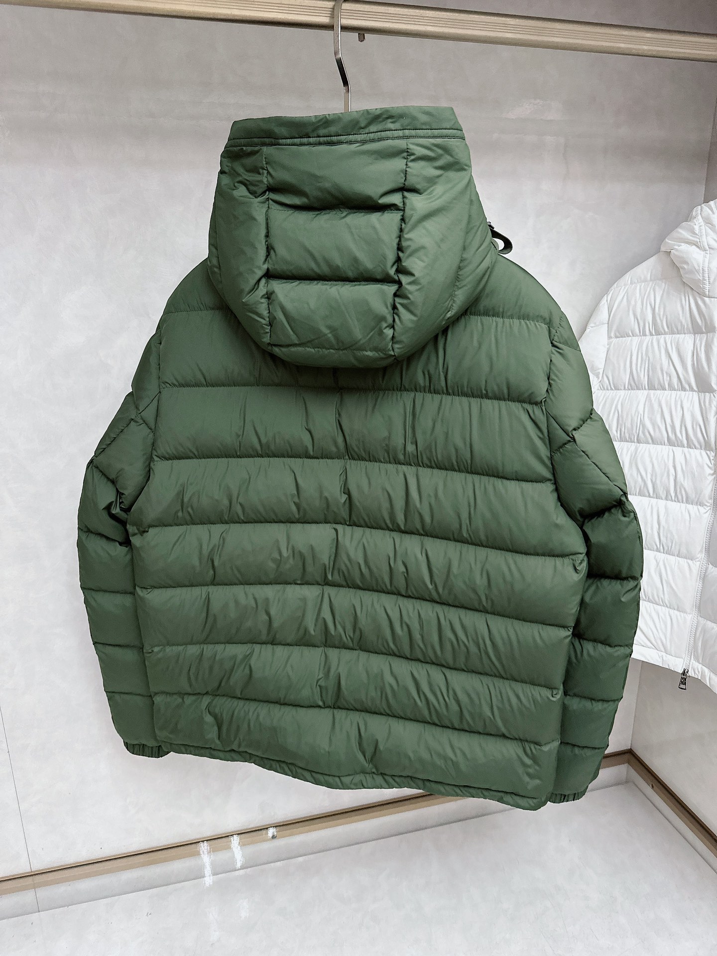 MONCLER 蒙口 2025新款男款连帽羽绒服。国标填充90白鸭绒，充绒量超级足，定制LOGO五金，袖