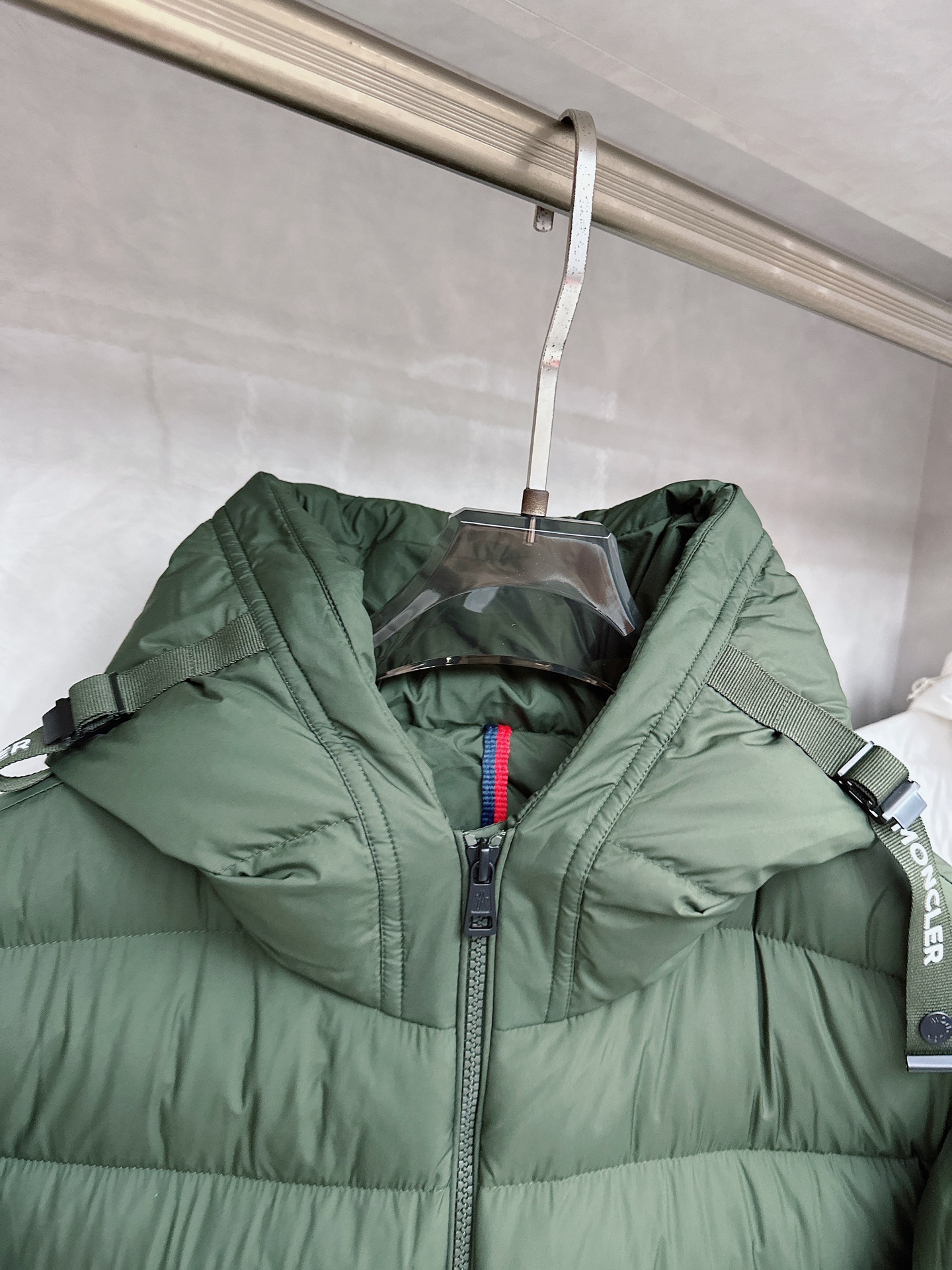 MONCLER 蒙口 2025新款男款连帽羽绒服。国标填充90白鸭绒，充绒量超级足，定制LOGO五金，袖