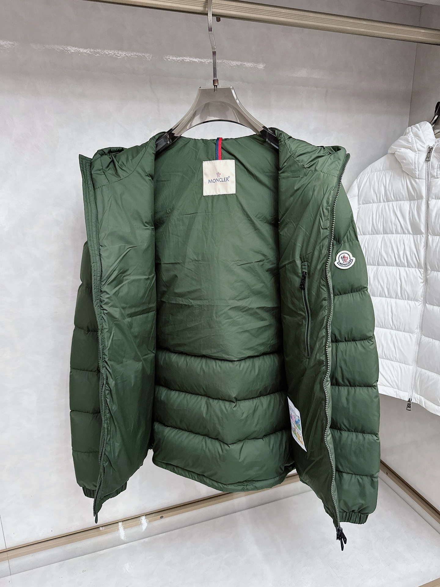 MONCLER 蒙口 2025新款男款连帽羽绒服。国标填充90白鸭绒，充绒量超级足，定制LOGO五金，袖