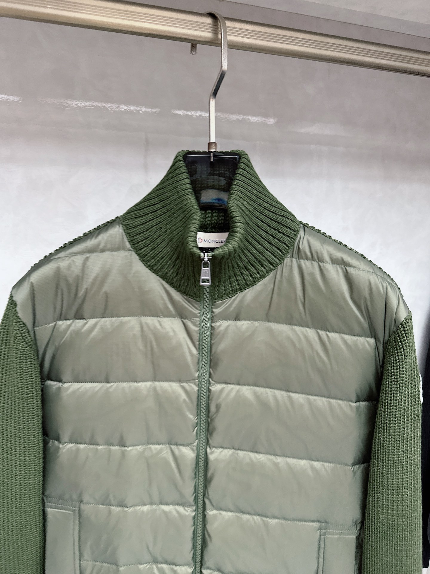 Mon*蒙口羽绒男士羊毛拼接简约时尚经典男士羽绒夹克外套秋冬新品内搭神器!!!其实在国内羽绒在黑色都是走