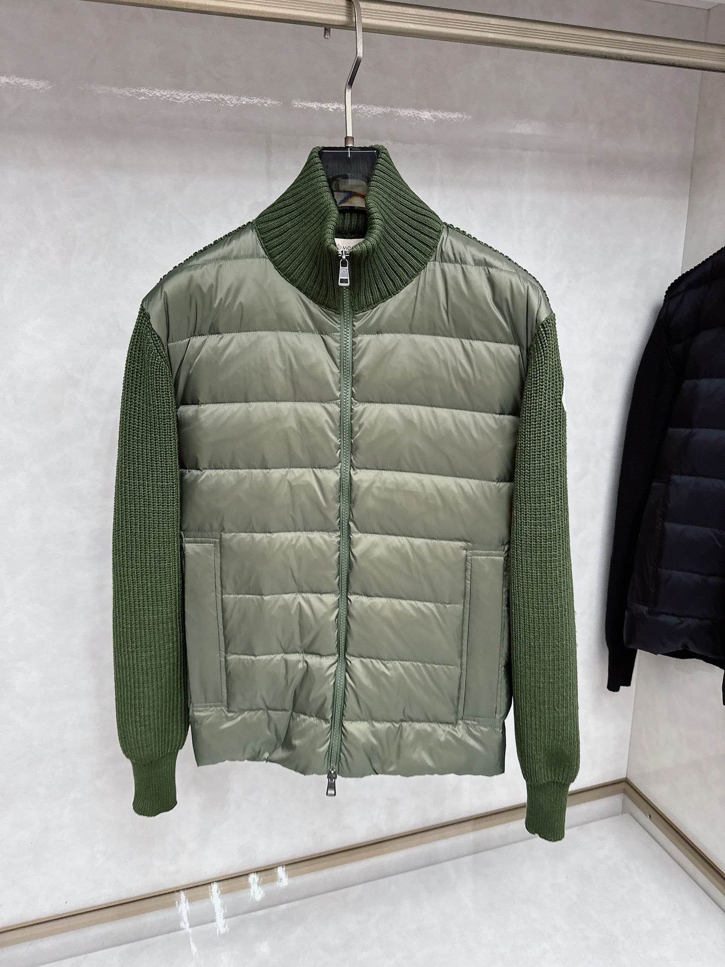 Mon*蒙口羽绒男士羊毛拼接简约时尚经典男士羽绒夹克外套秋冬新品内搭神器!!!其实在国内羽绒在黑色都是走