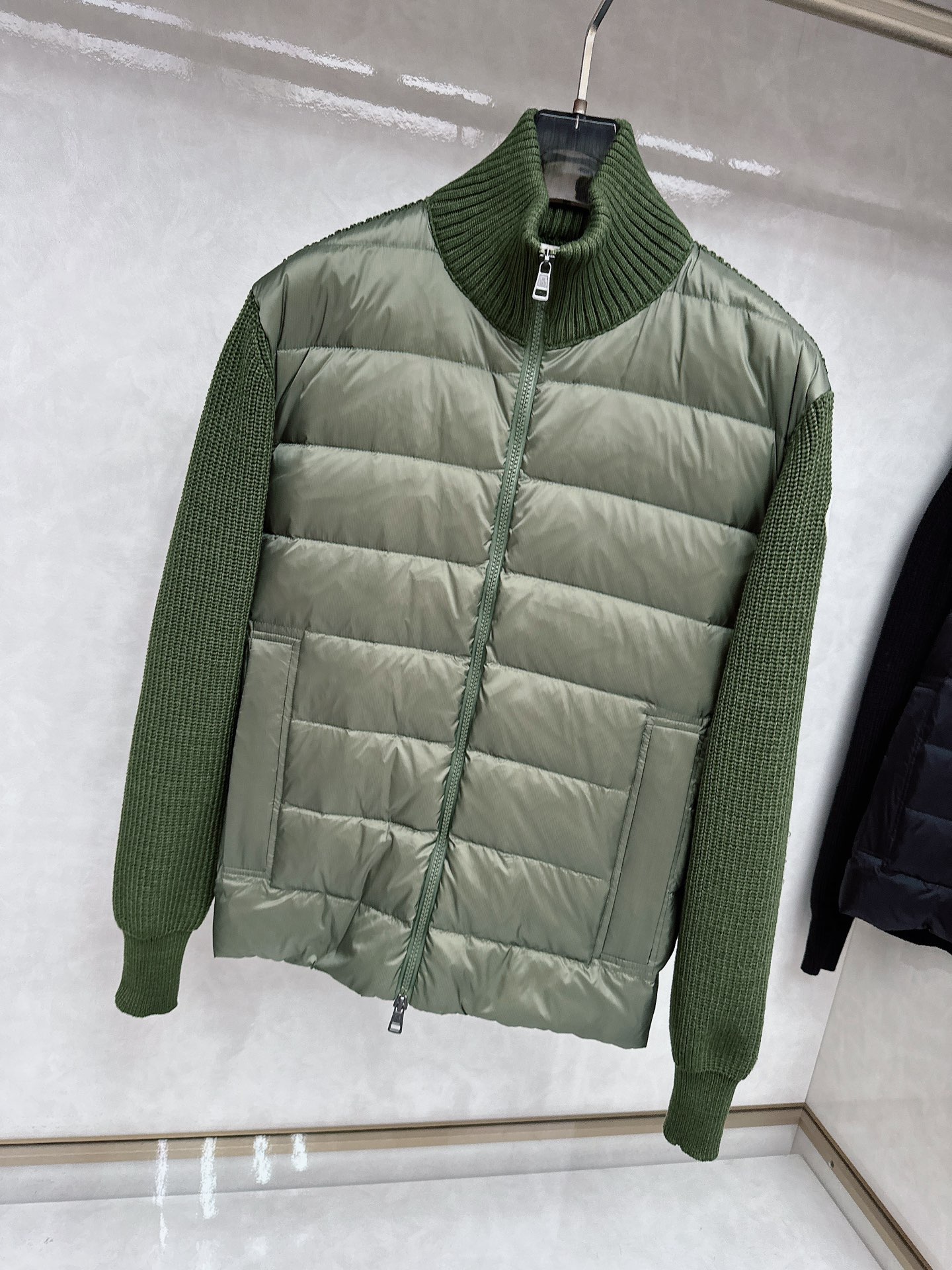 Mon*蒙口羽绒男士羊毛拼接简约时尚经典男士羽绒夹克外套秋冬新品内搭神器!!!其实在国内羽绒在黑色都是走