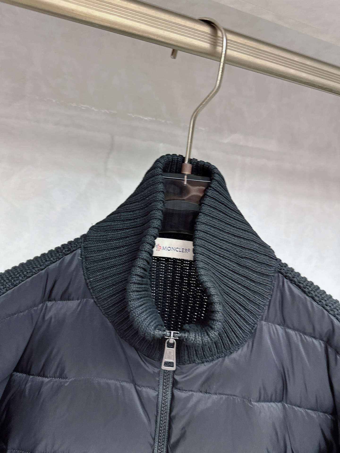 Mon*蒙口羽绒男士羊毛拼接简约时尚经典男士羽绒夹克外套秋冬新品内搭神器!!!其实在国内羽绒在黑色都是走