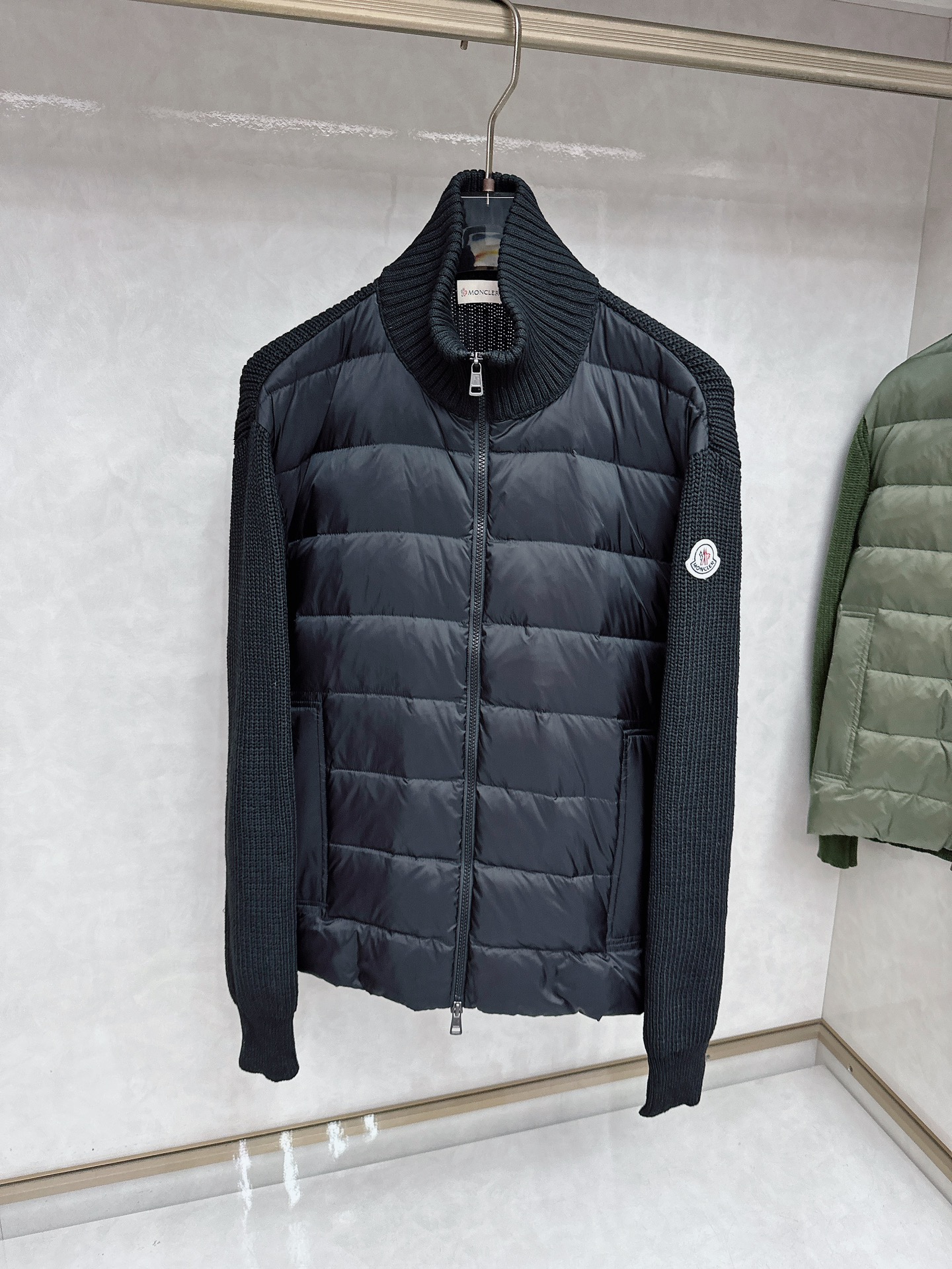 Mon*蒙口羽绒男士羊毛拼接简约时尚经典男士羽绒夹克外套秋冬新品内搭神器!!!其实在国内羽绒在黑色都是走