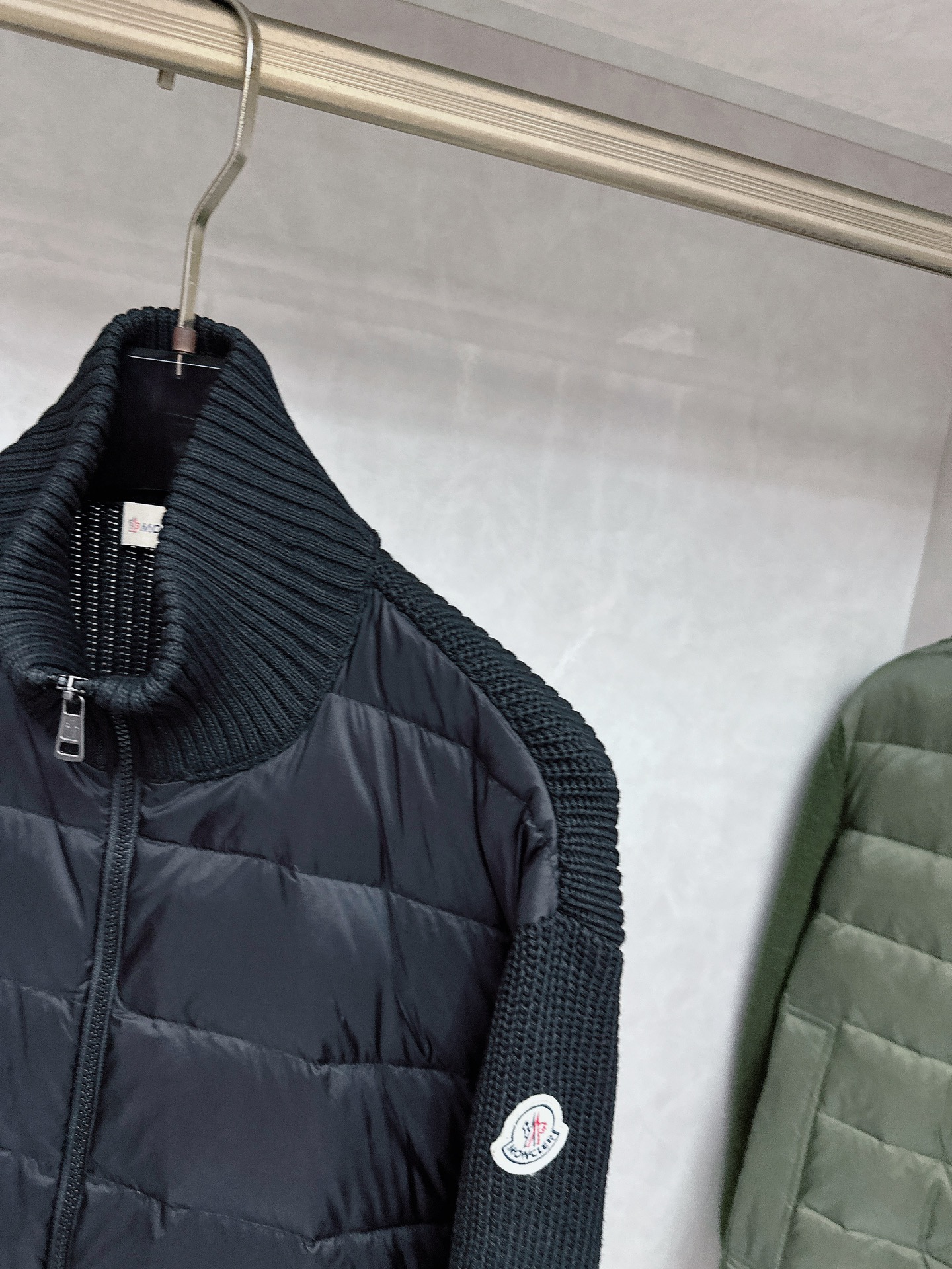 Mon*蒙口羽绒男士羊毛拼接简约时尚经典男士羽绒夹克外套秋冬新品内搭神器!!!其实在国内羽绒在黑色都是走