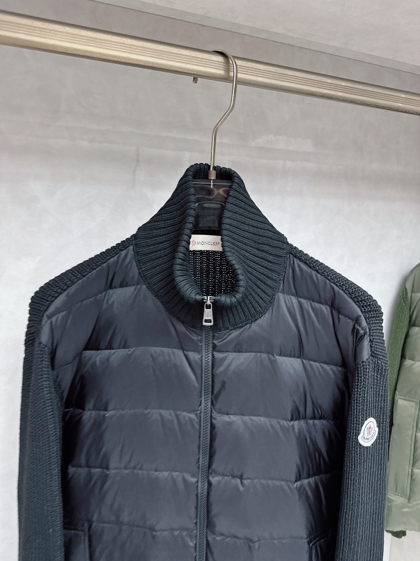 Mon*蒙口羽绒男士羊毛拼接简约时尚经典男士羽绒夹克外套秋冬新品内搭神器!!!其实在国内羽绒在黑色都是走