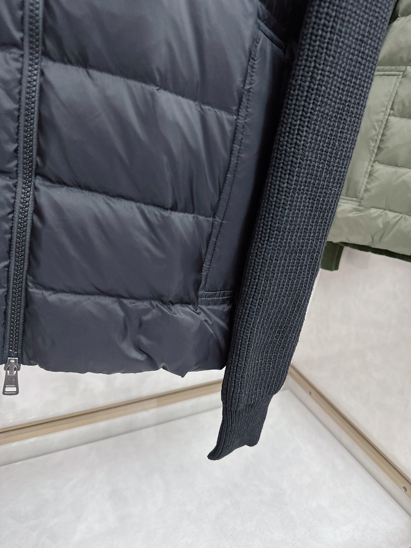 Mon*蒙口羽绒男士羊毛拼接简约时尚经典男士羽绒夹克外套秋冬新品内搭神器!!!其实在国内羽绒在黑色都是走