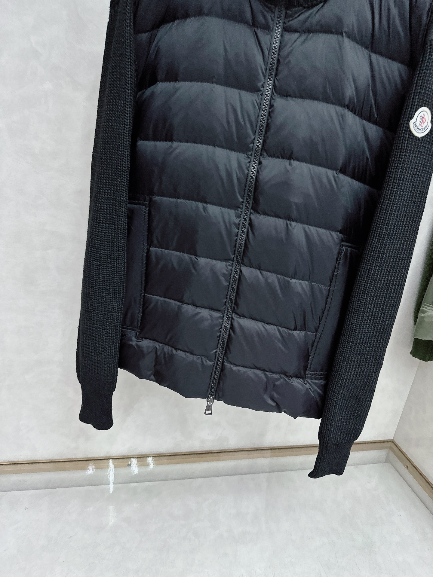 Mon*蒙口羽绒男士羊毛拼接简约时尚经典男士羽绒夹克外套秋冬新品内搭神器!!!其实在国内羽绒在黑色都是走