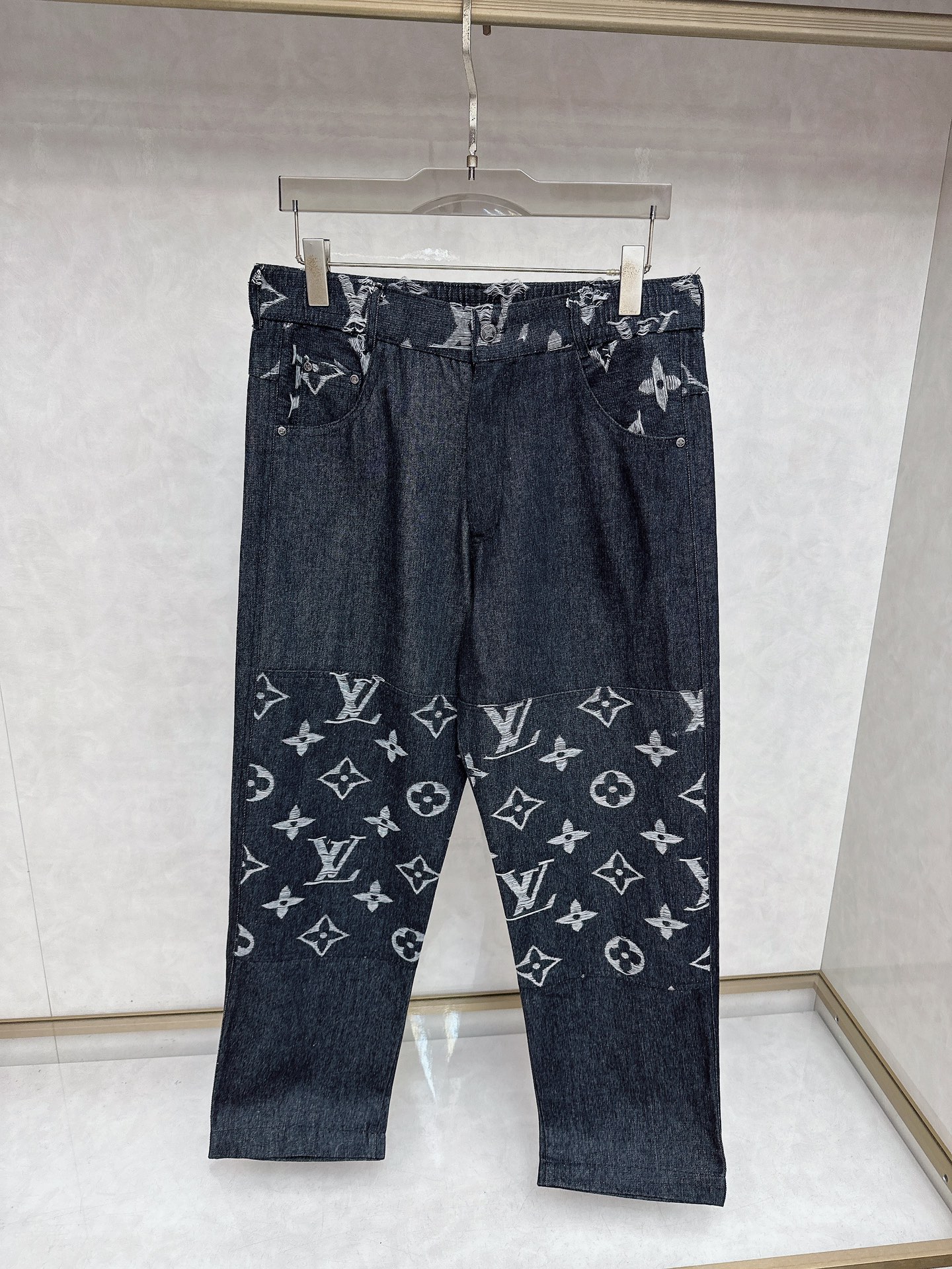 NO:611652,LV Louis Vuitton exclusively offers new autumn and winter casual pants, high-end version!  Custom-made fabrics at the counter are highly breathable and comfortable, with impeccable details and brand element design concepts, reflecting high quality. It feels delicate and soft!  It presents a casual cut and the upper body shape is awesome!  Size M-2XL,,louis vuitton,louis vuitton,alexander wang19860909LV 路易威登 独家专供新款秋冬休闲裤 高端版本！专柜定制面料 透气舒适度高,细节无可挑剔,品牌元素设计理念,体现高品质.手感细腻柔软！呈现休闲裁剪,上身版型超赞！码数M-2XL,,louis vuitton,louis vuitton,alexander wang,Men's clothing