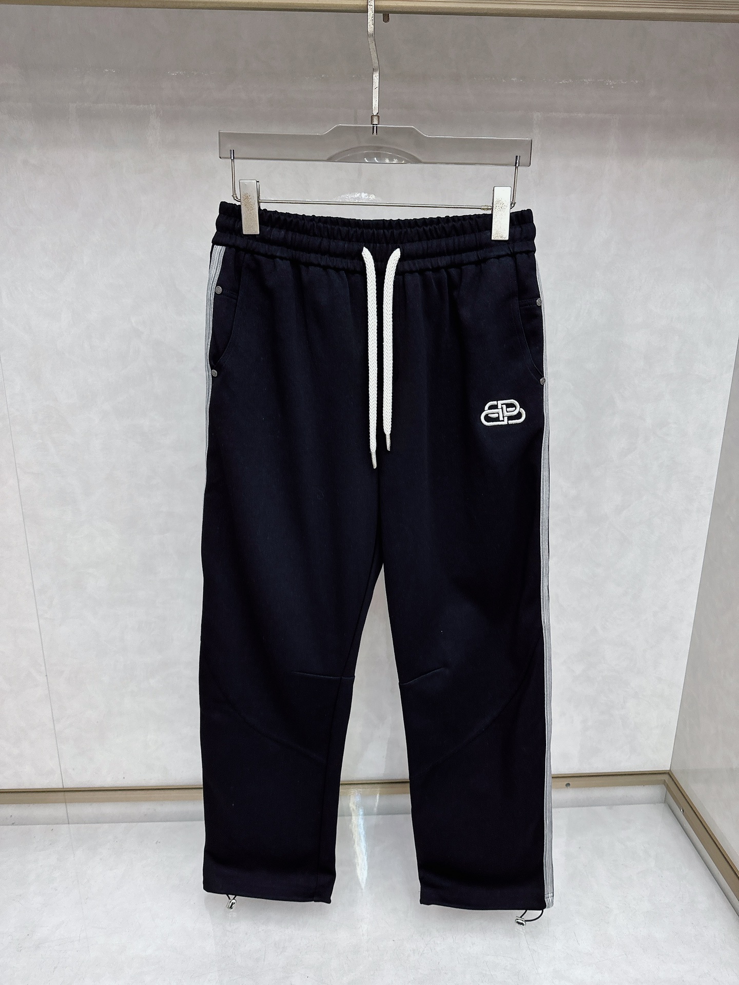 NO:611657,Balenciaga exclusively offers high-end versions of new autumn and winter casual pants!  Custom-made fabrics at the counter are highly breathable and comfortable, with impeccable details and brand element design concepts, reflecting high quality. It feels delicate and soft!  It presents a casual cut and the upper body shape is awesome!  Size M-2XL,,balenciaga,alexander wang19860909巴黎世家 独家专供新款秋冬休闲裤 高端版本！专柜定制面料 透气舒适度高,细节无可挑剔,品牌元素设计理念,体现高品质.手感细腻柔软！呈现休闲裁剪,上身版型超赞！码数M-2XL,,balenciaga,alexander wang,Men's clothing