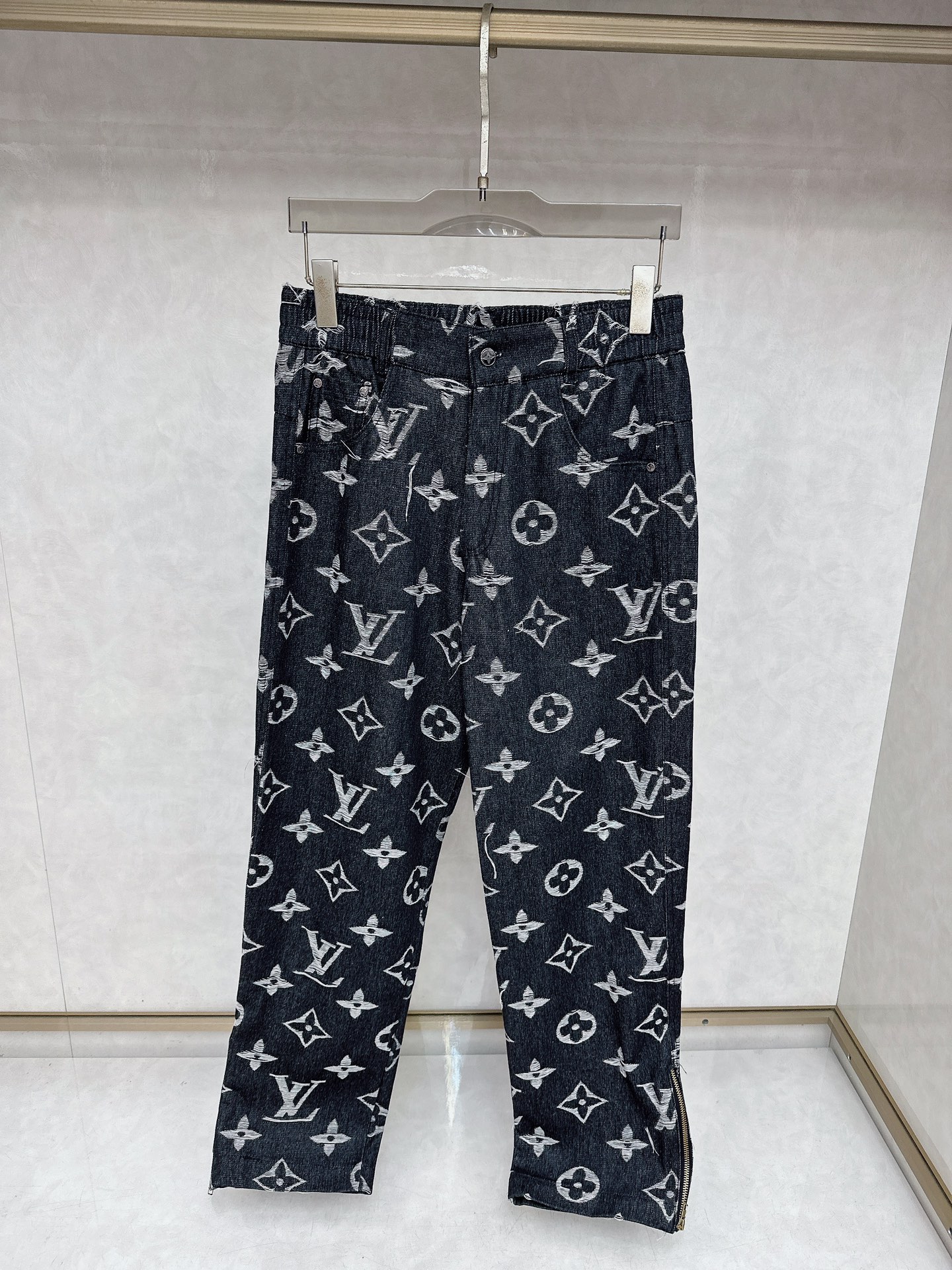 NO:611662,LV Louis Vuitton exclusively offers new autumn and winter casual pants, high-end version!  Custom-made fabrics at the counter are highly breathable and comfortable, with impeccable details and brand element design concepts, reflecting high quality. It feels delicate and soft!  It presents a casual cut and the upper body shape is awesome!  Size M-2XL,,louis vuitton,louis vuitton,alexander wang19860909LV 路易威登 独家专供新款秋冬休闲裤 高端版本！专柜定制面料 透气舒适度高,细节无可挑剔,品牌元素设计理念,体现高品质.手感细腻柔软！呈现休闲裁剪,上身版型超赞！码数M-2XL,,louis vuitton,louis vuitton,alexander wang,Men's clothing