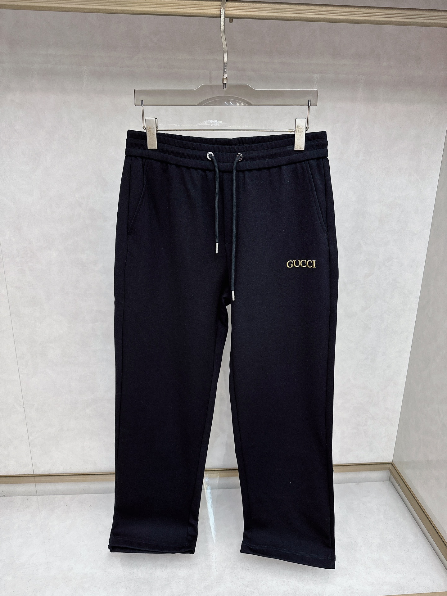 NO:611667,Gucci exclusive high-end version of new autumn and winter casual pants!  Custom-made fabrics at the counter are highly breathable and comfortable, with impeccable details and brand element design concepts, reflecting high quality. It feels delicate and soft!  It presents a casual cut and the upper body shape is awesome!  Size M-2XL,,alexander wang19860909古奇 独家专供新款秋冬休闲裤 高端版本！专柜定制面料 透气舒适度高,细节无可挑剔,品牌元素设计理念,体现高品质.手感细腻柔软！呈现休闲裁剪,上身版型超赞！码数M-2XL,,alexander wang,Men's clothing