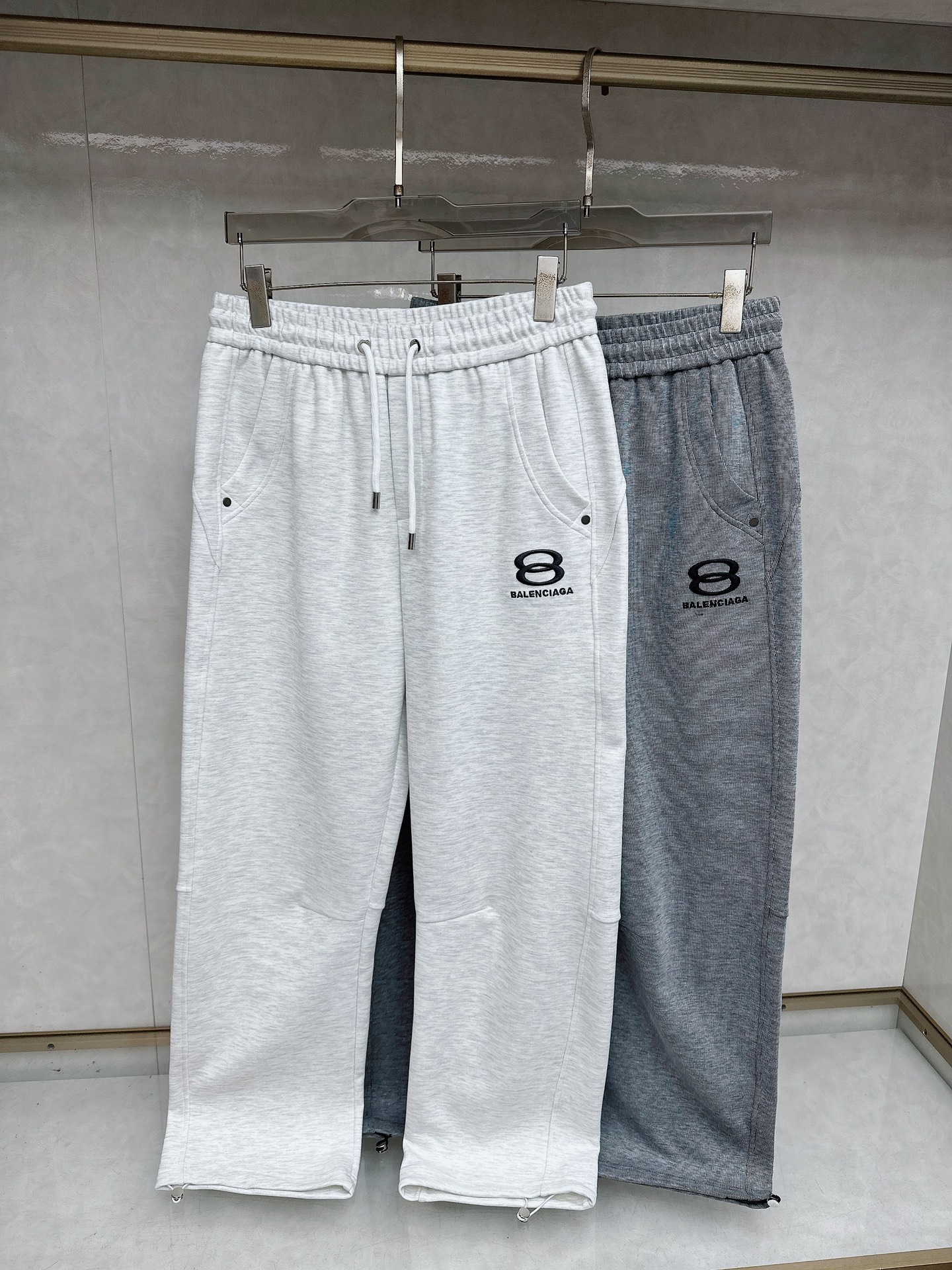 NO:611677,Balenciaga exclusively offers high-end versions of new autumn and winter casual pants!  Custom-made fabrics at the counter are highly breathable and comfortable, with impeccable details and brand element design concepts, reflecting high quality. It feels delicate and soft!  It presents a casual cut and the upper body shape is awesome!  Size M-2XL,,balenciaga,alexander wang19860909巴黎世家 独家专供新款秋冬休闲裤 高端版本！专柜定制面料 透气舒适度高,细节无可挑剔,品牌元素设计理念,体现高品质.手感细腻柔软！呈现休闲裁剪,上身版型超赞！码数M-2XL,,balenciaga,alexander wang,Men's clothing
