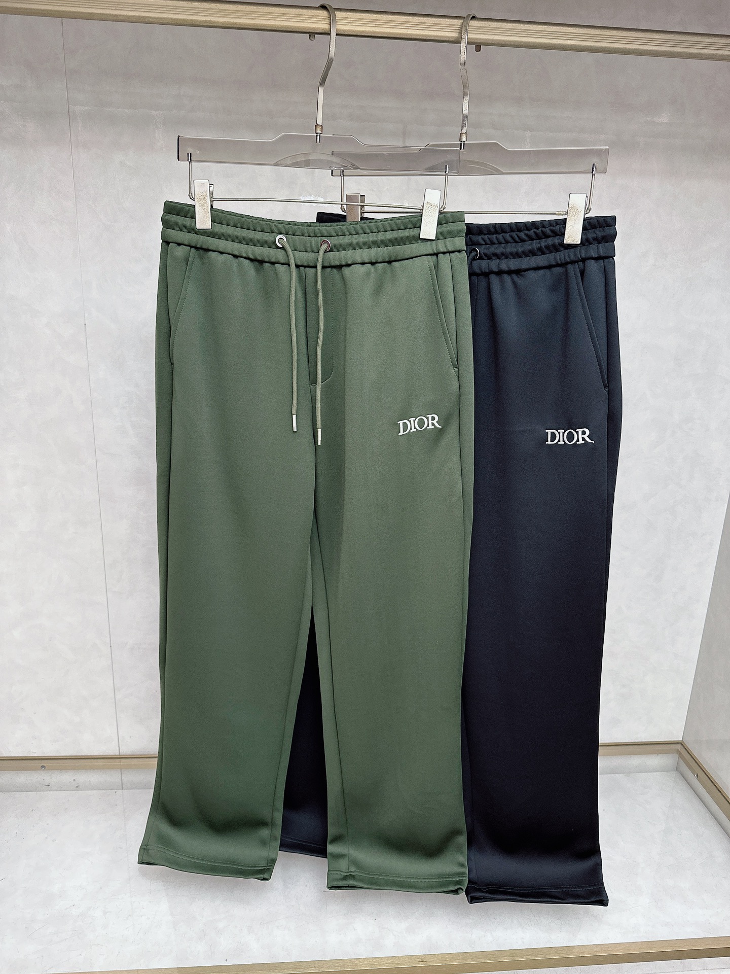 NO:611687,Dior's exclusive high-end version of new autumn and winter casual pants!  Custom-made fabrics at the counter are highly breathable and comfortable, with impeccable details and brand element design concepts, reflecting high quality. It feels delicate and soft!  It presents a casual cut and the upper body shape is awesome!  Size M-2XL,,dior,alexander wang19860909迪奥 独家专供新款秋冬休闲裤 高端版本！专柜定制面料 透气舒适度高,细节无可挑剔,品牌元素设计理念,体现高品质.手感细腻柔软！呈现休闲裁剪,上身版型超赞！码数M-2XL,,dior,alexander wang,Men's clothing