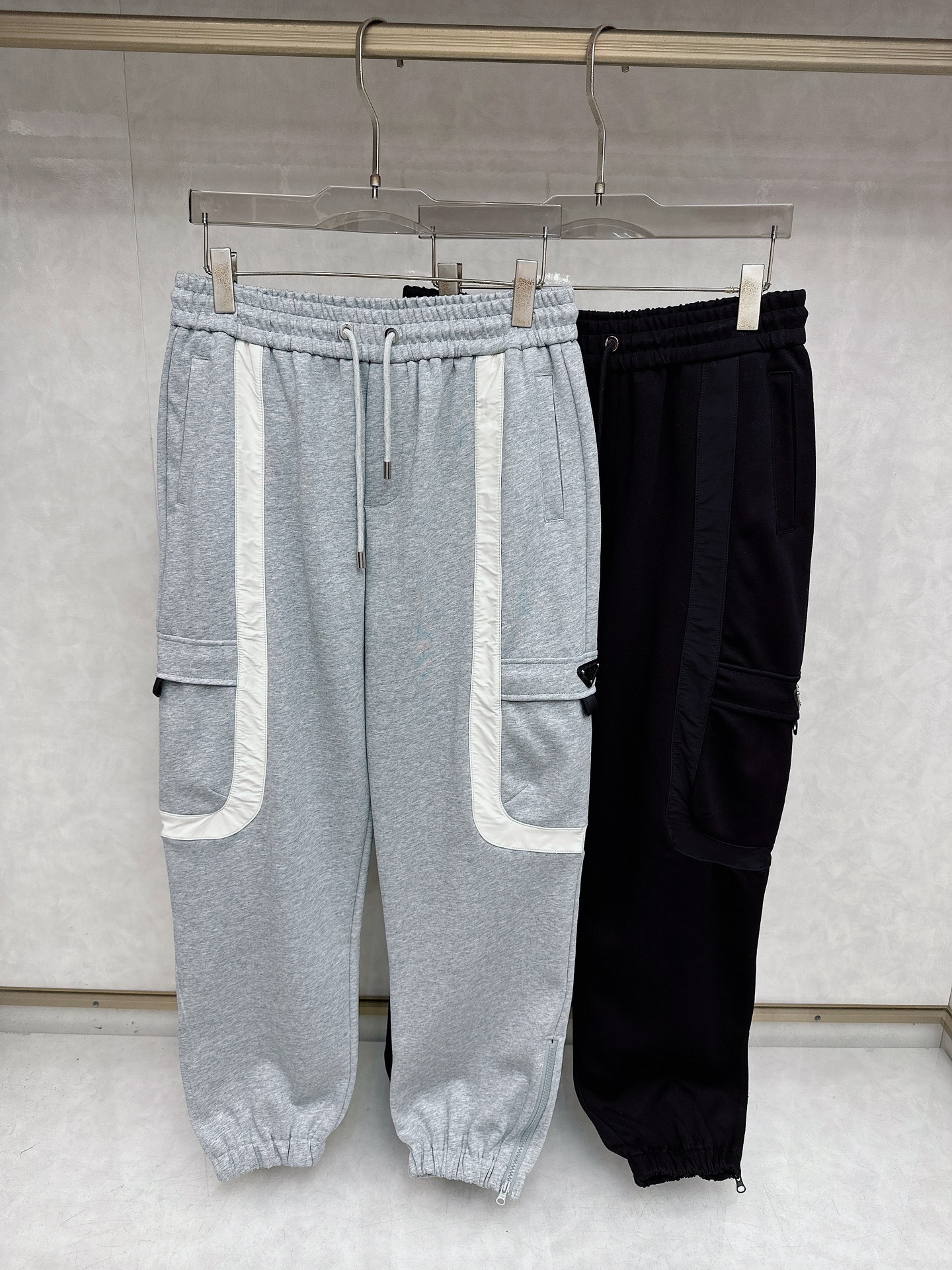 NO:611689,Prada exclusively offers high-end versions of new autumn and winter casual pants!  Custom-made fabrics at the counter are highly breathable and comfortable, with impeccable details and brand element design concepts, reflecting high quality. It feels delicate and soft!  It presents a casual cut and the upper body shape is awesome!  Size M-2XL,,prada,alexander wang19860909普拉达 独家专供新款秋冬休闲裤 高端版本！专柜定制面料 透气舒适度高,细节无可挑剔,品牌元素设计理念,体现高品质.手感细腻柔软！呈现休闲裁剪,上身版型超赞！码数M-2XL,,prada,alexander wang,Men's clothing