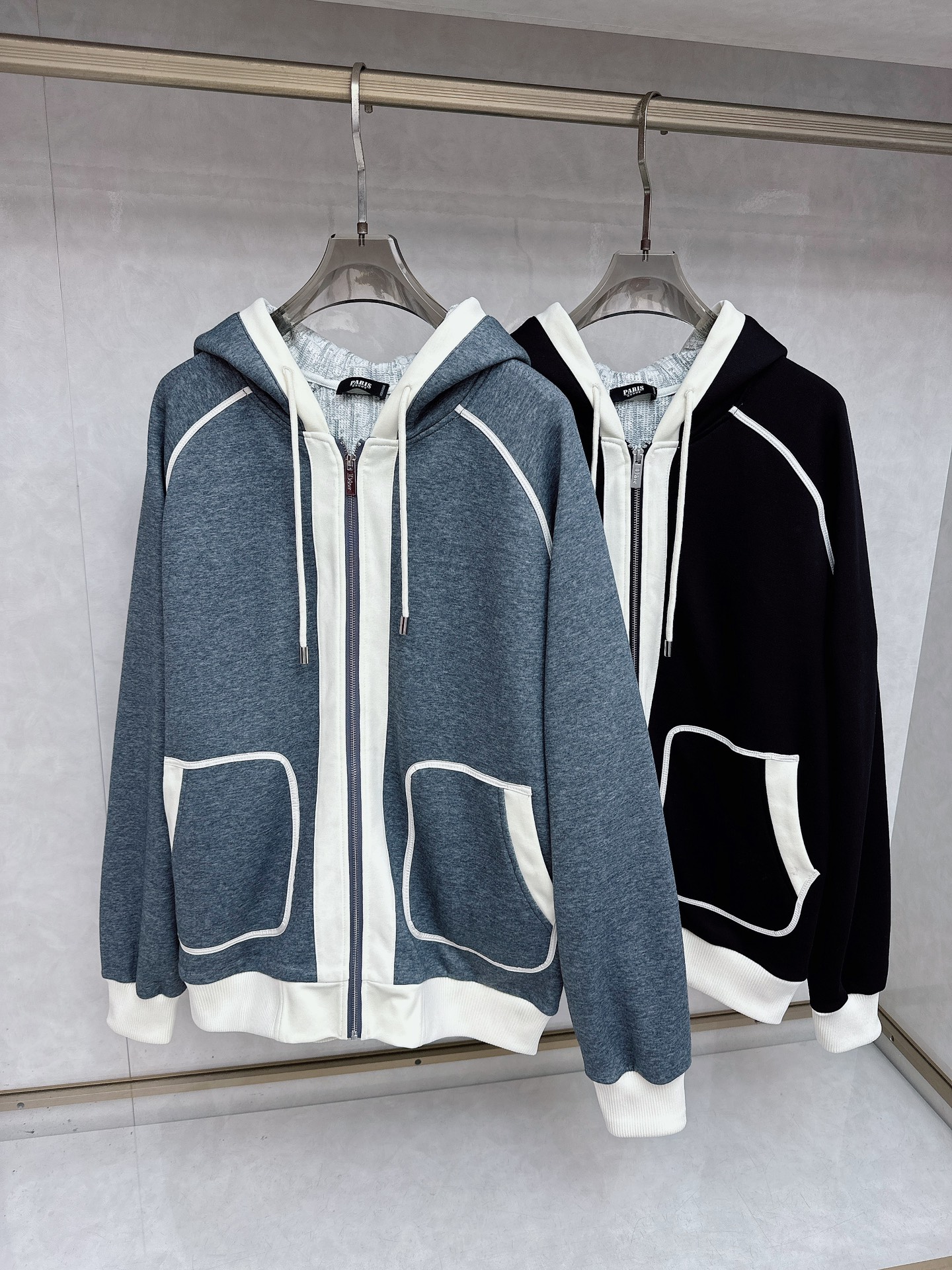 NO:611693,Dior new autumn and winter black and white contrasting color stitching LOGO letter hooded casual hooded sweatshirt jacket FF  Synchronized. The details are exquisite and high-end, and the brand logo embroidery is full of high-end feeling. The custom-woven contrasting threads are more youthful and energetic. Customized high-end fabrics, the upper body is crisp and stylish, comfortable and not tight. The custom-made metal logo zipper is very high-grade, and the custom-woven thread has no color difference and does not deform. The clean and neat tailoring is full of urban style, and you will feel good when you wear it. It is the first choice for high-end fashion people, and the upper body effect is super good-looking!  Same style for men and women, size M-2XL, dior, hoodie, sweatshirts, jackets & coats, hats, alexander wang19860909迪奥 秋冬新款黑白撞色拼接LOGO字母连帽休闲连帽卫衣外套 FF 同步.细节精致高级,品牌logo刺绣高级感满满.定织撞色螺纹更显年轻活力,定制高端面料,上身挺括有型,舒适不紧绷.定制金属logo拉链非常有档次,定织螺纹无色差不变形.干净利落的剪裁都市风十足,穿上心情就好,高端潮流时尚人士首选,上身效果超级好看！ 男女同款 码数M-2XL,,dior,hoodie,sweatshirts,jackets & coats,hats,alexander wang,Men's clothing