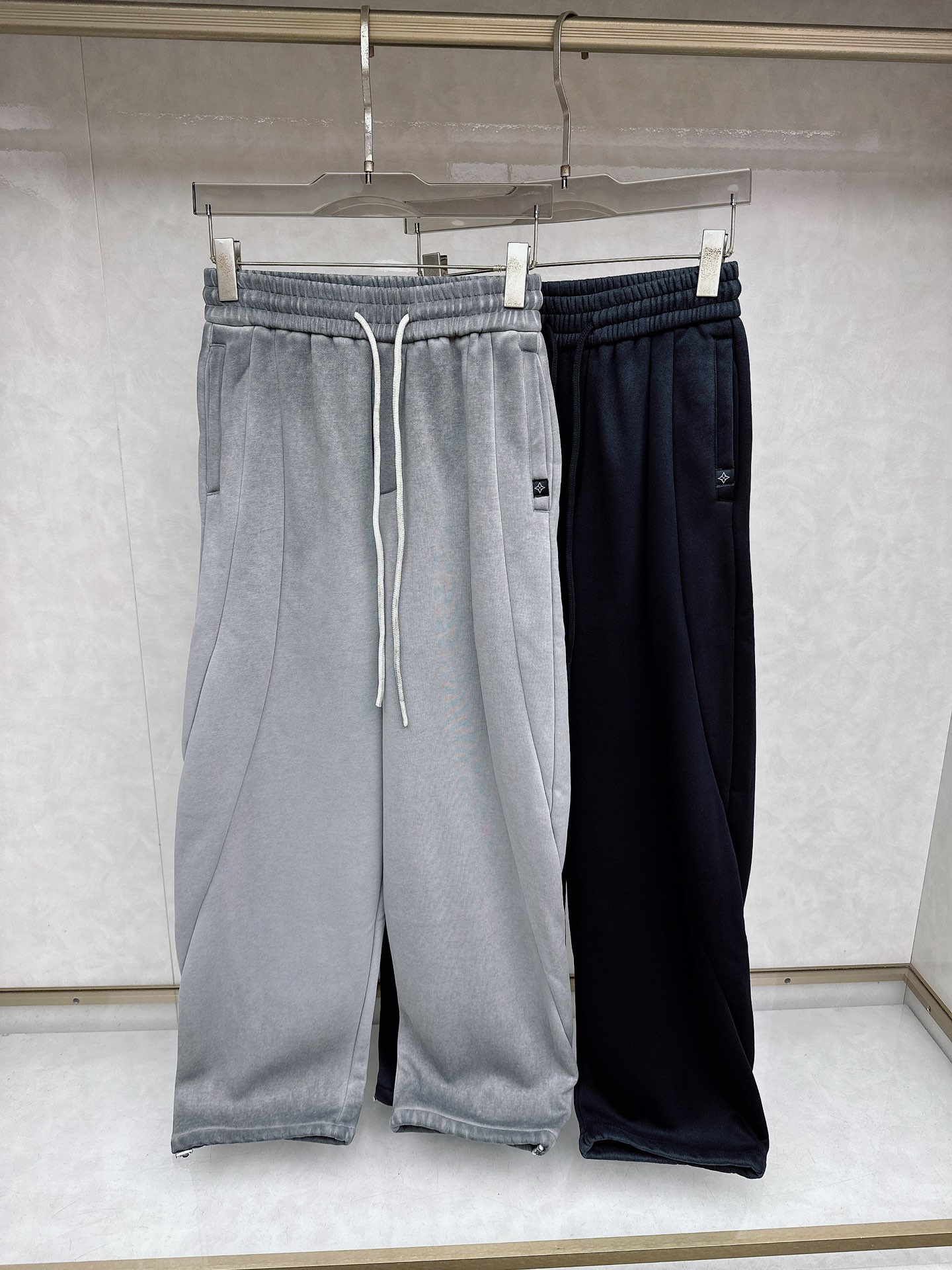 NO:654414,LV 2025 exclusive new autumn and winter casual pants, high-end version!  Custom-made fabrics at the counter are highly breathable and comfortable, with impeccable details and brand element design concepts, reflecting high quality. It feels delicate and soft!  It presents a casual cut and the upper body shape is awesome!  Size M-3XL,,louis vuitton,alexander wang19860909LV 2025 独家专供新款秋冬休闲裤 高端版本！专柜定制面料 透气舒适度高,细节无可挑剔,品牌元素设计理念,体现高品质.手感细腻柔软！呈现休闲裁剪,上身版型超赞！码数M-3XL,,louis vuitton,alexander wang,Men's clothing