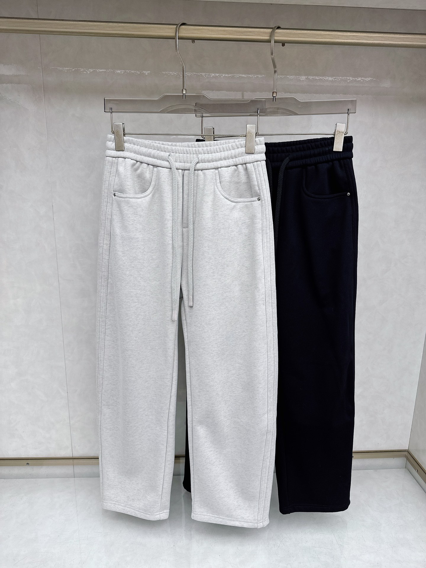 NO:654419,Adidas 2025 exclusive new autumn and winter casual pants high-end version!  Custom-made fabrics at the counter are highly breathable and comfortable, with impeccable details and brand element design concepts, reflecting high quality. It feels delicate and soft!  It presents a casual cut and the upper body shape is awesome!  Size M-3XL,,alexander wang19860909阿迪达斯 2025 独家专供新款秋冬休闲裤 高端版本！专柜定制面料 透气舒适度高,细节无可挑剔,品牌元素设计理念,体现高品质.手感细腻柔软！呈现休闲裁剪,上身版型超赞！码数M-3XL,,alexander wang,Men's clothing