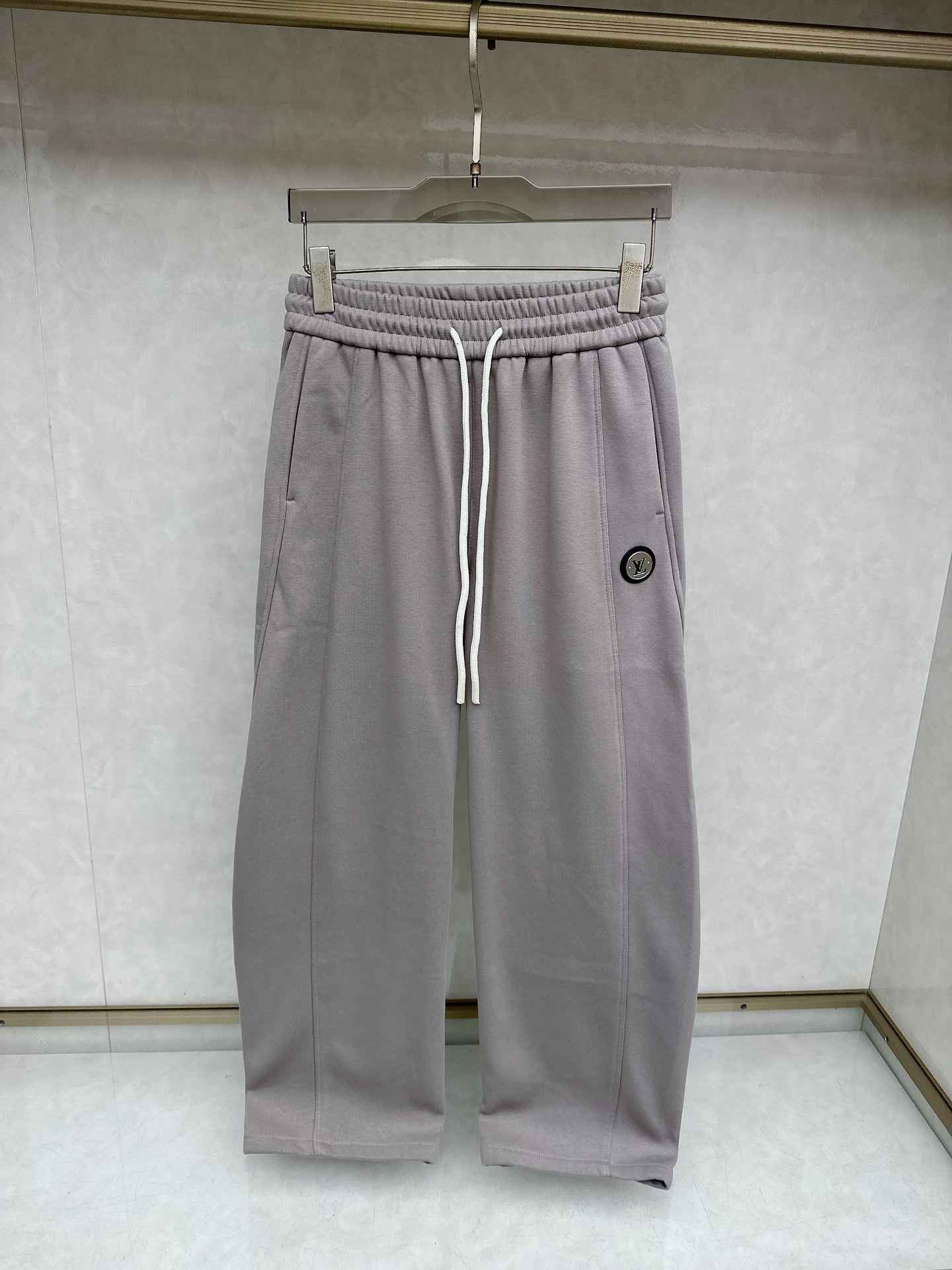 NO:654424,LV 2025 exclusive new autumn and winter casual pants, high-end version!  Custom-made fabrics at the counter are highly breathable and comfortable, with impeccable details and brand element design concepts, reflecting high quality. It feels delicate and soft!  It presents a casual cut and the upper body shape is awesome!  Size M-3XL,,louis vuitton,alexander wang19860909LV 2025 独家专供新款秋冬休闲裤 高端版本！专柜定制面料 透气舒适度高,细节无可挑剔,品牌元素设计理念,体现高品质.手感细腻柔软！呈现休闲裁剪,上身版型超赞！码数M-3XL,,louis vuitton,alexander wang,Men's clothing