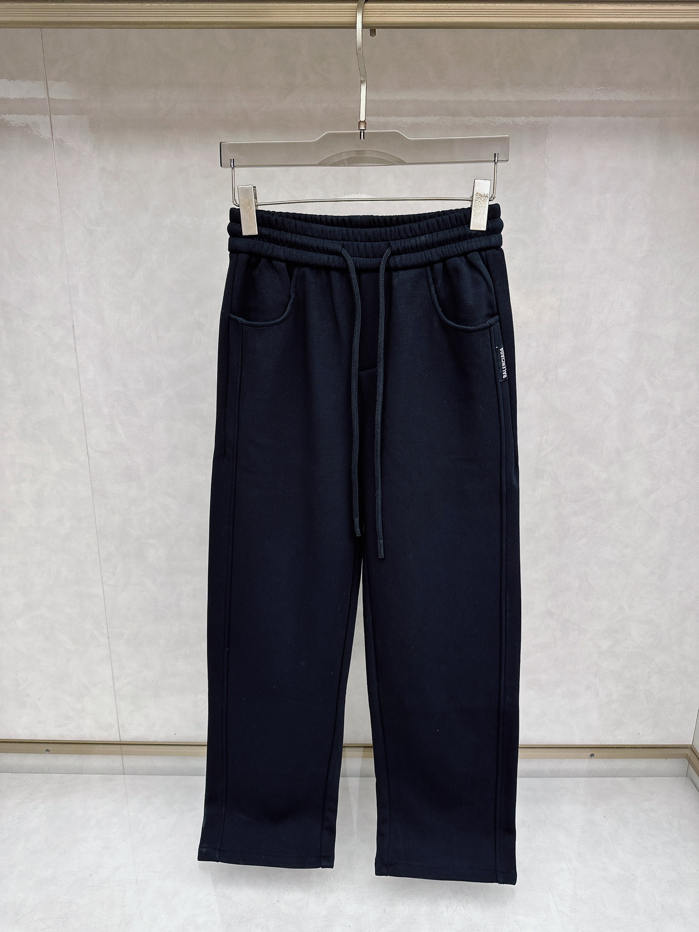 NO:654430,Balenciaga 2025 exclusive new autumn and winter casual pants high-end version!  Custom-made fabrics at the counter are highly breathable and comfortable, with impeccable details and brand element design concepts, reflecting high quality. It feels delicate and soft!  It presents a casual cut and the upper body shape is awesome!  Size M-3XL,,balenciaga,alexander wang19860909巴黎世家 2025 独家专供新款秋冬休闲裤 高端版本！专柜定制面料 透气舒适度高,细节无可挑剔,品牌元素设计理念,体现高品质.手感细腻柔软！呈现休闲裁剪,上身版型超赞！码数M-3XL,,balenciaga,alexander wang,Men's clothing