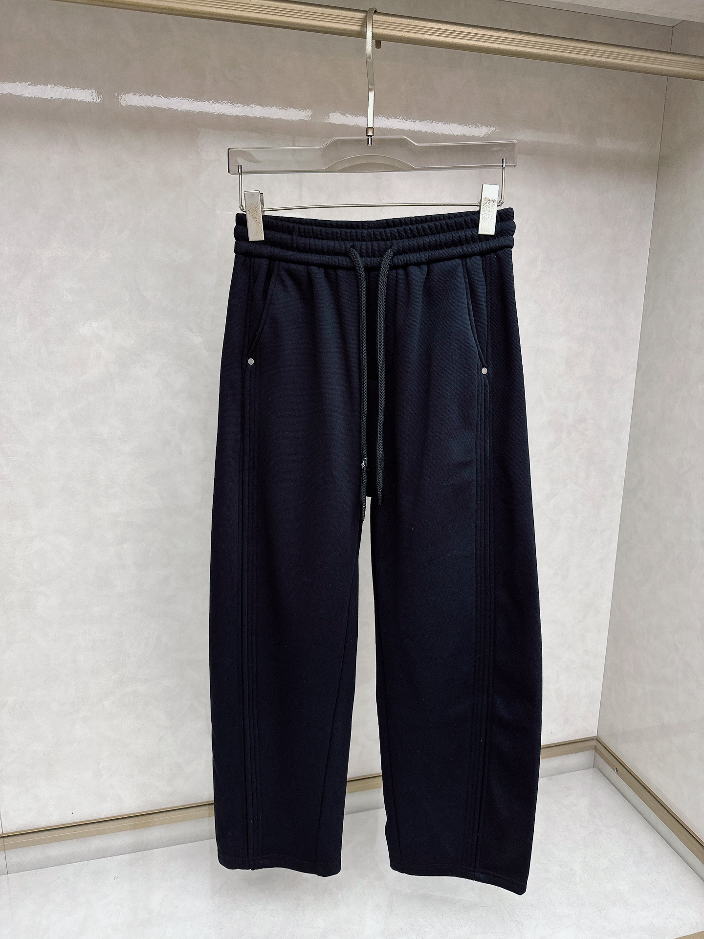 NO:654436,2025 exclusive high-end version of new autumn and winter casual pants!  Custom-made fabrics at the counter are highly breathable and comfortable, with impeccable details and brand element design concepts, reflecting high quality. It feels delicate and soft!  It presents a casual cut and the upper body shape is awesome!  Size M-3XL,,alexander wang198609092025 独家专供新款秋冬休闲裤 高端版本！专柜定制面料 透气舒适度高,细节无可挑剔,品牌元素设计理念,体现高品质.手感细腻柔软！呈现休闲裁剪,上身版型超赞！码数M-3XL,,alexander wang,Men's clothing