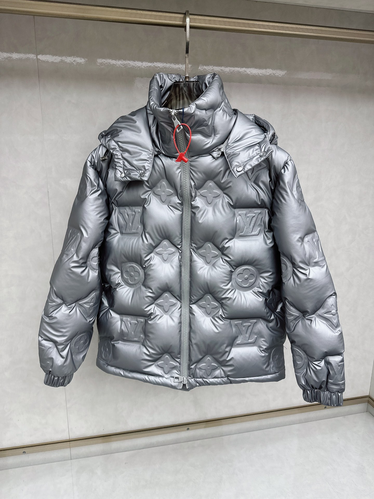 NO:654442,LOUIS VUITTON/ SS25 official website catwalk style embossed presbyopic leather splicing stand-up collar. Quality model. The filling is national standard goose down. The filling is full and the warmth retention effect is excellent. The embossing process is extremely complex and requires temperature, fabric and mold adjustment to achieve the effect. After many trials, many finished products were scrapped before success. The hardware and accessories of the whole clothing need to be molded and customized before they can be called catwalk style. Doing orders from major foreign trade factories. Professionals. Assembly line operations.  Quality control guarantee, custom-made original main mark for accessories, washable, double-layer anti-velvet liner design!  Super windproof performance, size M~3XL.,,louis vuitton,alexander wang19860909LOUIS VUITTON/ SS25官网走秀款压花老花皮质拼接立领 品质款 填充填充物为国标鹅绒 蓬松度拉满 保暖效果极佳 工艺压花工艺极其复杂 需要温度 面料与模具调教成功 才能达到效果 经过多次试验 报废许多成品才成功 五金全衣五金辅料 都需要开模定制 才会称为走秀款 做外贸大厂订单 专业人员 流水线作业 品控保证 辅料定做原版主唛 水洗 运用了双层防绒内胆设计！防风性能超强 尺码M~3XL.,,louis vuitton,alexander wang,Men's clothing