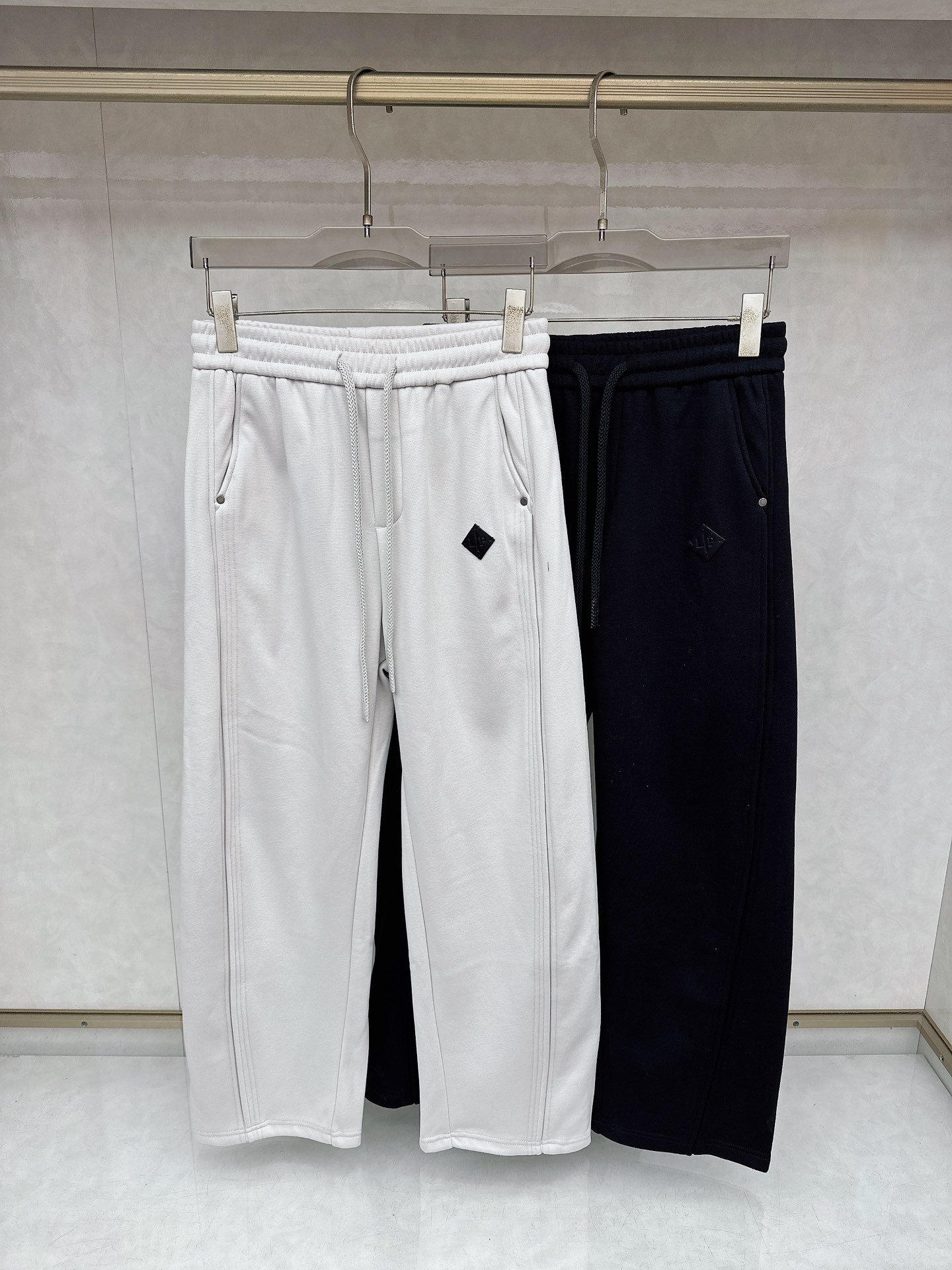 NO:654409,LP's new velvet trousers, sourced from Hong Kong's foreign trade channels, are made of high-end and high-quality fabrics, with velvet linings, and are extraordinarily delicate and soft. The logo adds to the attraction, and the unique style charm is demonstrated everywhere. It is undoubtedly a hot-selling trousers!  The use of classic brand elements, from the main fabric to the detailed craftsmanship, all demonstrate the quality and craftsmanship. The iconic logo LOGO completes the design charm, the suede lining is soft and comfortable to the touch, and the texture has traces of washing technology. It is very high-end, retro and fashionable, and the visual style is tasteful and tonal, which is a soul-like identity display!  Size M-3XL,,loro piana,alexander wang19860909LP新款加绒长裤,香港洋行渠道货,高级优质面料,绒面内里,细腻柔软程度非同一般.标识增添看点,处处彰显独特的风格魅力,毋庸置疑的爆卖裤装！ 运用了经典的品牌元素,从主体面料到细节工艺,无不彰显出品质的匠心所在.标志性徽标LOGO完善设计韵味,绒面内里,触感柔软舒适,肌理有着水洗工艺后的痕迹,非常高级复古且时髦,视觉画风有品有调,属于灵魂式的身份彰显！尺码M-3XL,,loro piana,alexander wang,Men's clothing
