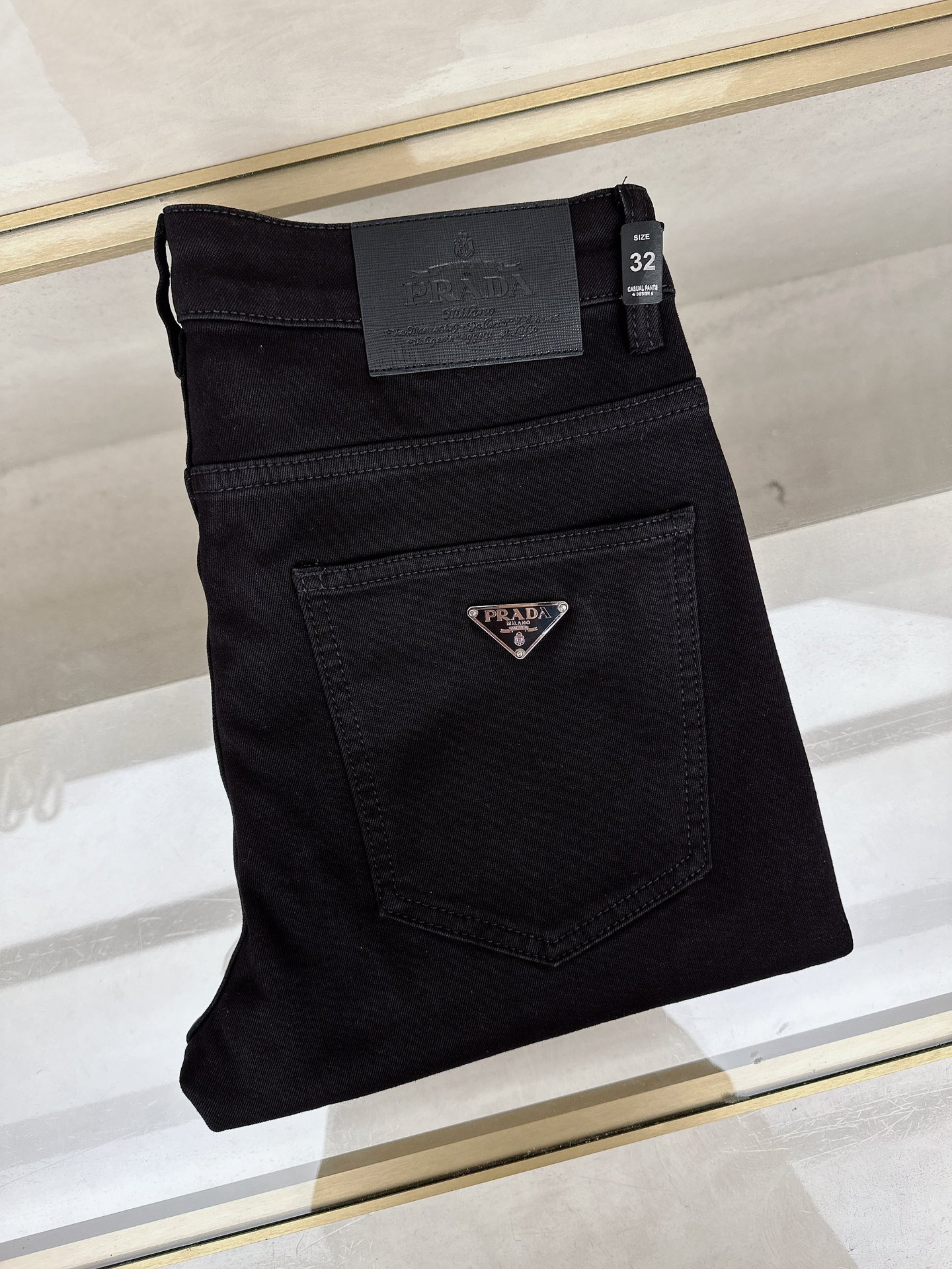 NO:654404,Prada's 2025 autumn and winter new styles are now on the market, the original hot-selling jeans are super customized, original hardware, super heavy craftsmanship, awesome styles and impeccable details!  The style is not picky, it is very high-end, good stuff waits for no one, hurry up and get it if you like it, sizes 29-38, prada, jeans, alexander wang19860909普拉达 2025秋冬新款现货上市,原单爆款牛仔裤超级定制款,原版五金,超级重工工艺,版型超赞细节做工无可挑剔！款式不挑人,特别高档,好货不等人,看中赶紧下手,尺码29-38,,prada,jeans,alexander wang,Men's clothing