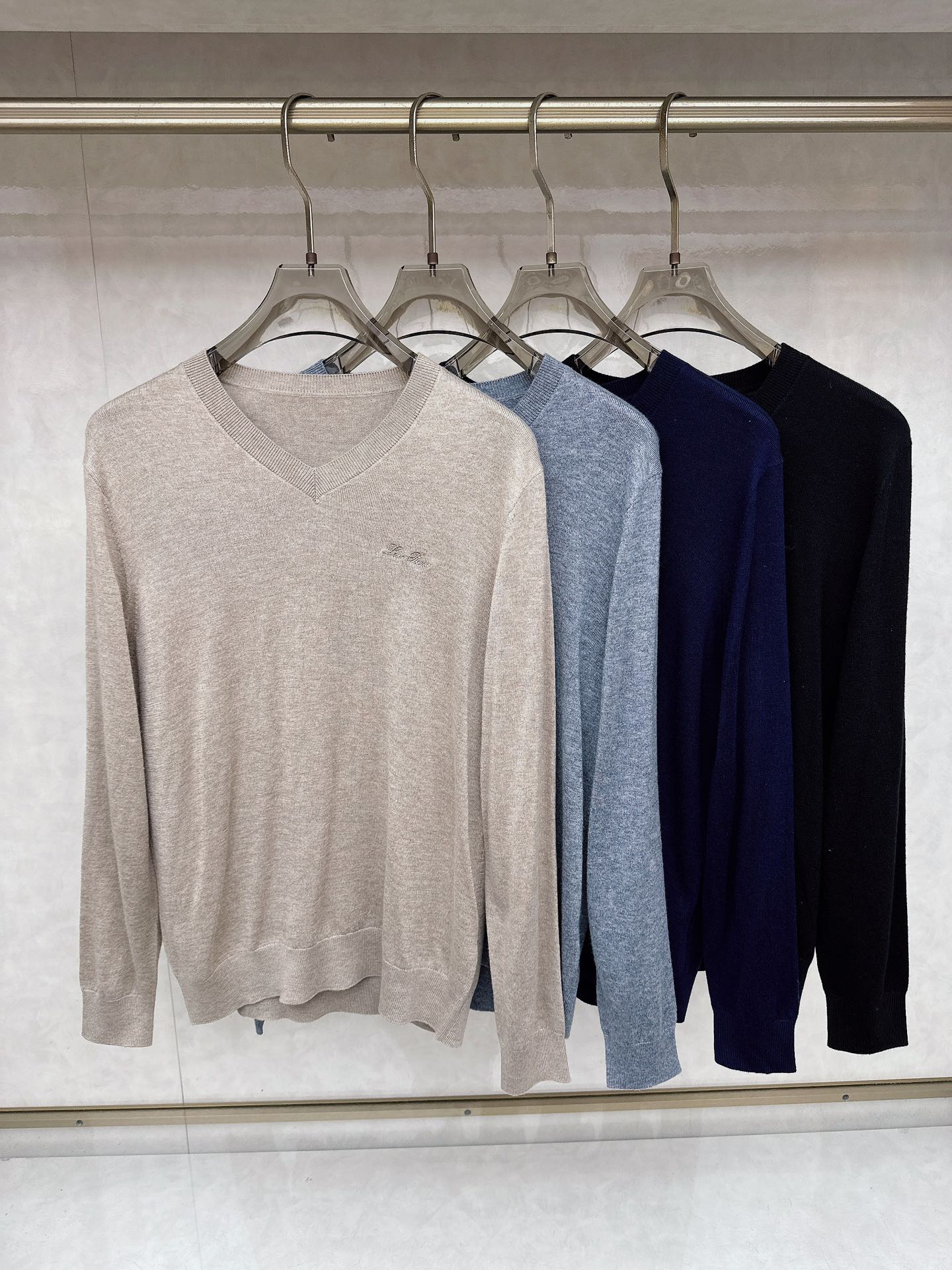 NO:654407,LP V-neck knitted, classic design + high-quality wool blend, soft and warm!  It is versatile and easy to wear, and can be worn for commuting and leisure. The embroidered logo on the chest is low-key and recognizable, and the details are perfect!  The fit is loose, suitable for matching or matching, a must-have in spring and autumn, comfortable and fashionable ~ Size M-3XL, loro piana, alexander wang19860909LP V领针织,经典设计+高品质羊毛混纺,柔软又保暖！百搭不挑人,通勤休闲都能穿.胸前刺绣标,低调又有辨识度,细节满分！版型宽松,搭配、或都很OK,春秋季节必备,舒适又时髦～码数M-3XL,,loro piana,alexander wang,Men's clothing