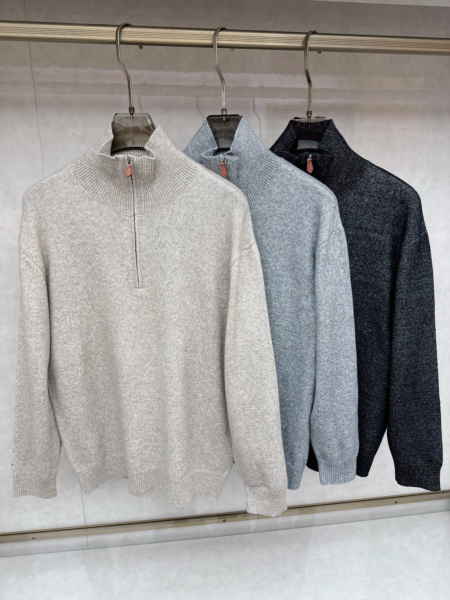 NO:654372,LP 'Time-consuming King' diamond jacquard design selects ultra-fine high-quality yarns, lapel short-sleeved men's collection 'Time-consuming King' round neck, luxurious craftsmanship, high-end to the touch. Diamond-shaped hollow jacquard with ingenuity. The three-dimensional diamond-shaped jacquard that took several months to carve, weaves the architectural aesthetic texture between the warp and weft.  The simple lapel outlines neat lines, and the short-sleeved cut is suitable for many scenes - when layered with a suit in a business meeting, it looks elegant, or when worn alone in leisure time, it shows the gentleman's taste. The collection style will never fade. The details are testimony to the quality. Precision turning ensures that the seams are smooth and the bones are reinforced and durable and not deformed; the collar thread has been washed and tested, and it still looks like new after long-term wear. Every detail is a testimony of 'time-consuming'. L-3XL,, loro piana, T-shirt, business  suit,alexander wang19860909LP 耗时王”菱形提花设计甄选超细优质纱线翻领短袖男士典藏款「耗时王」圆领奢雅工艺,触肤即高阶. 匠心底蕴菱形镂空提花 耗时数月雕琢的立体菱形提花,经纬间织就建筑美学肌理,光影穿透时显隐交错,举手投足尽展低调奢华. 经典型格翻领短袖设计 简约翻领勾勒利落线条,短袖剪裁适配多场景——商务会晤时叠搭西装显儒雅,休闲时光单穿流露绅士品味,典藏款型永不褪色. 细节至臻品质见证 精密车工确保接缝平整,骨位加固耐穿不变形；领口螺纹经水洗测试,久穿仍挺括如新,每一处细节皆为「耗时」证言.L-3XL,,loro piana,T-shirt,business suit,alexander wang,Men's clothing