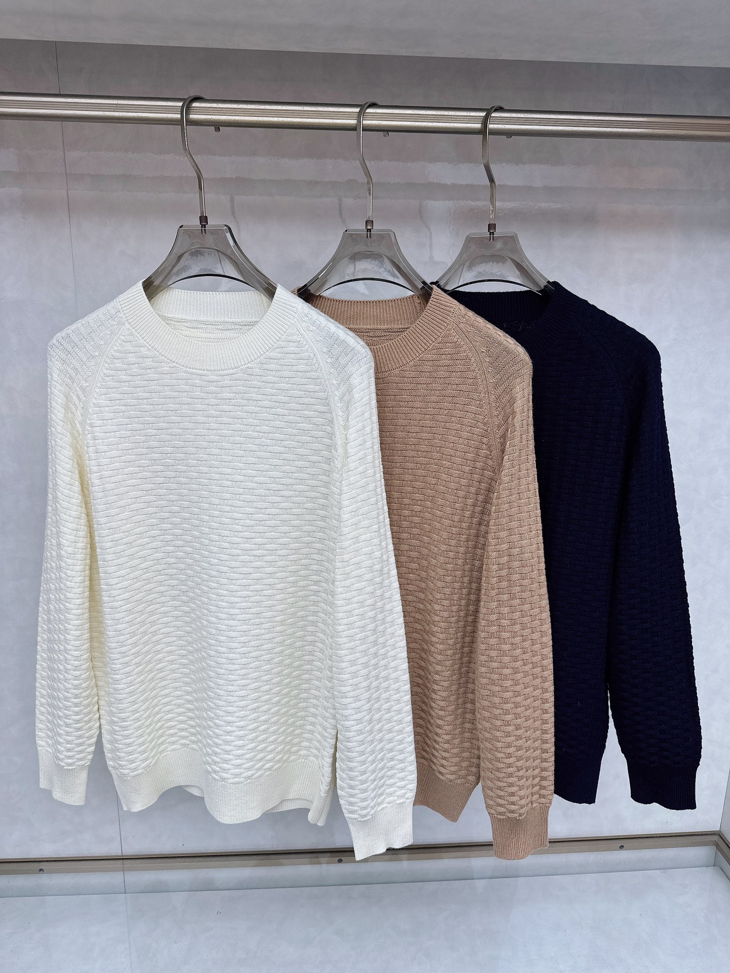 NO:654376,Zegna's new original men's casual sweater, high-end customization, high version, fashionable and versatile imported fabrics, super soft and delicate to the touch, skin-friendly and comfortable to wear, high-end boutique, the upper body is exquisitely made by the factory, a must-have item for men, size 48-56,,zegna,sweaters,alexander wang19860909杰尼亚 新款原单男士休闲毛衣 高端定制 高版本 时尚百搭爆款进口面料 手感超柔软细腻 穿着亲肤舒适 高端精品 代工厂精细做上身非常赞 男士必备单品 码数48-56,,zegna,sweaters,alexander wang,Men's clothing