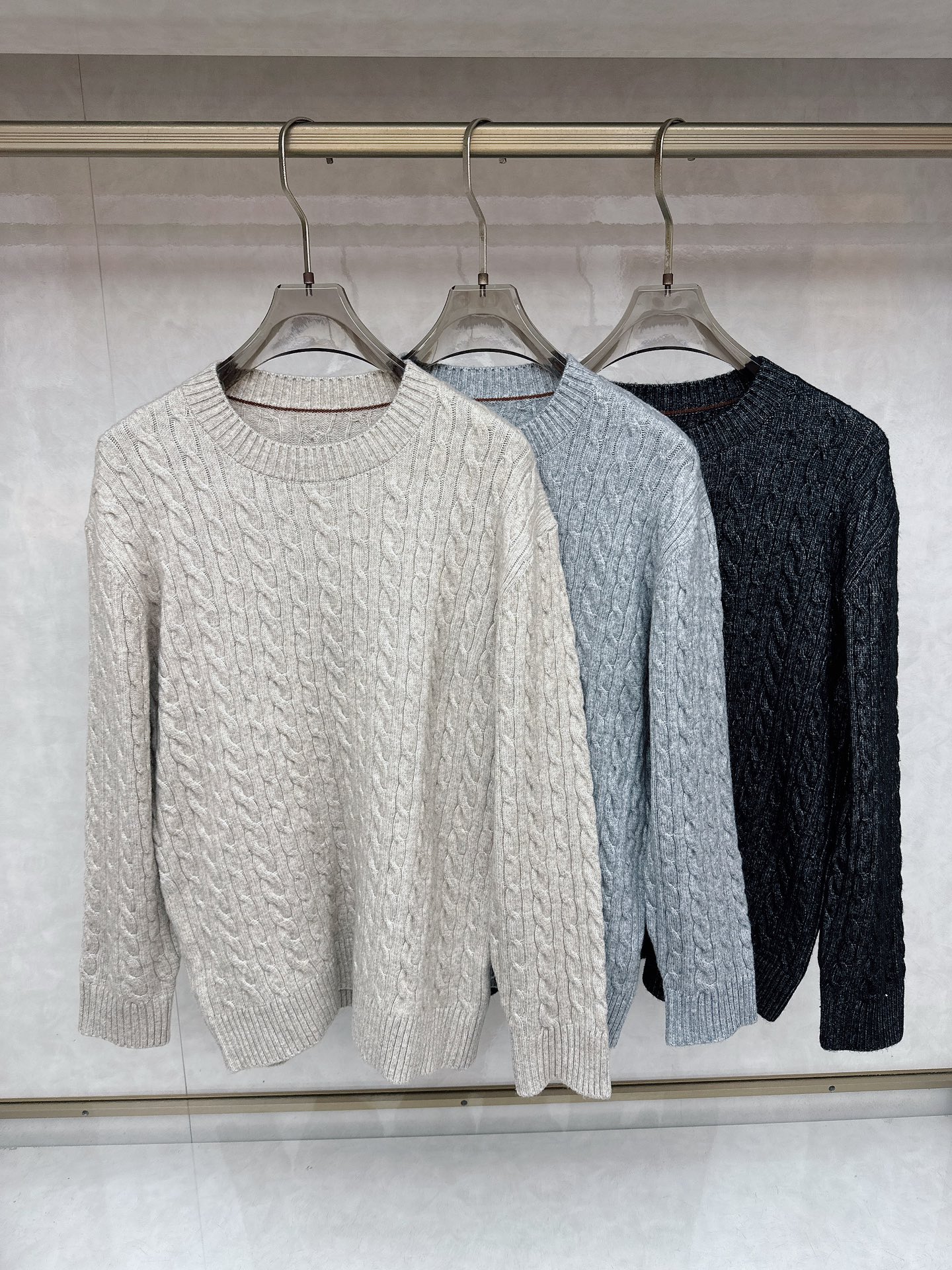 NO:654380,LP new original men's casual sweater, high-end customization, high version, fashionable and versatile imported fabrics, super soft and delicate to the touch, skin-friendly and comfortable to wear, high-end boutique, the upper body is exquisitely made by the factory, a must-have item for men, size L-2XL,,loro piana,sweaters,alexander wang19860909LP 新款原单男士休闲毛衣 高端定制 高版本 时尚百搭爆款进口面料 手感超柔软细腻 穿着亲肤舒适 高端精品 代工厂精细做上身非常赞 男士必备单品 码数L-2XL,,loro piana,sweaters,alexander wang,Men's clothing