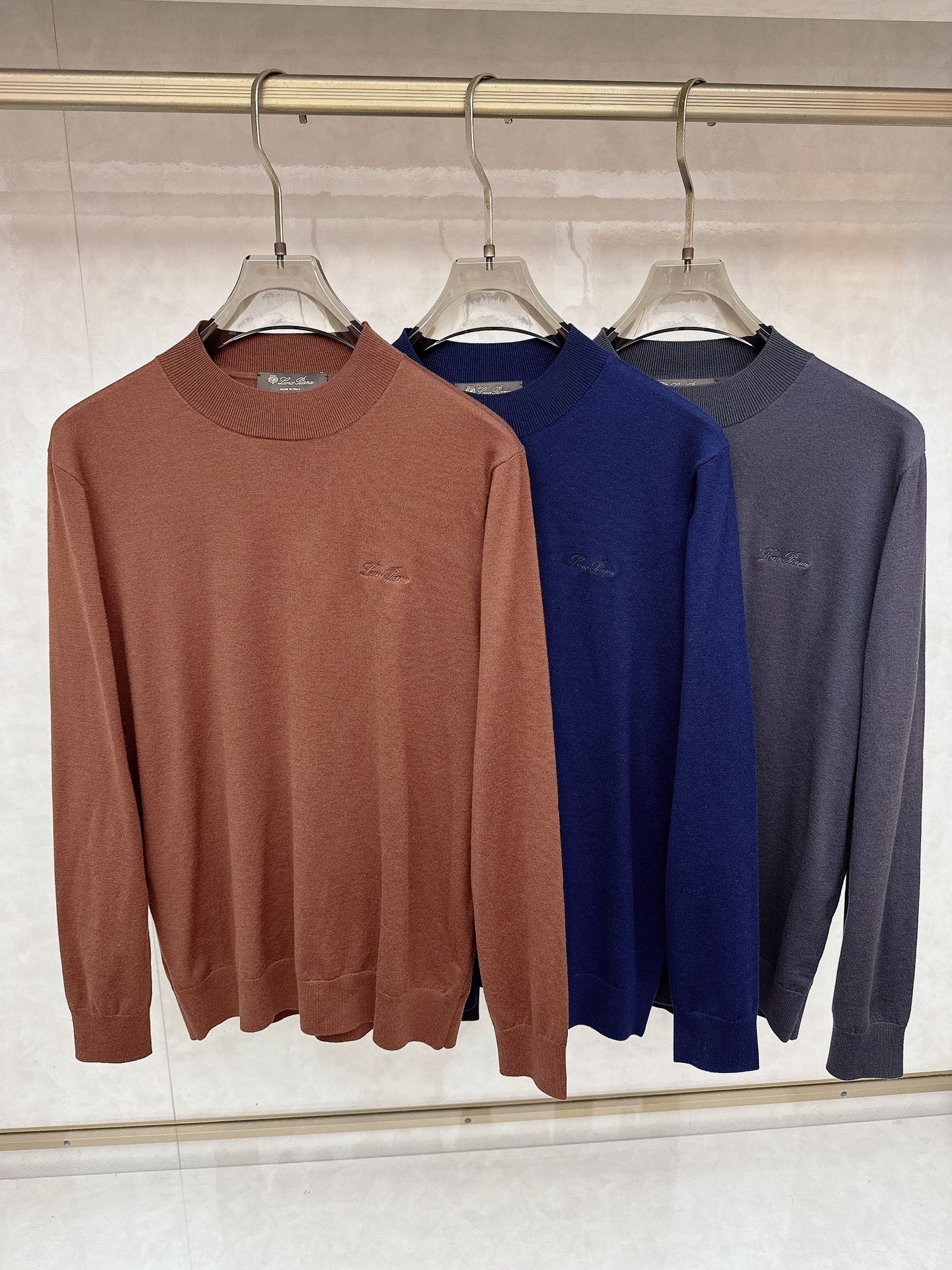 NO:654384,LP's new wool sweater is a fashionable men's sweater, high-end European version of the original single wool knitted sweater, merino wool fabric, highly breathable and comfortable, impeccable details, brand element design concept, reflecting high quality. It presents casual tailoring and the upper body shape is awesome!  Size M-3XL,,loro piana,sweaters,alexander wang19860909LP 新款羊毛针织衫潮男时尚羊毛衫,高端欧版原单羊毛针织毛衣,美丽诺羊毛面料,透气舒适度高,细节无可挑剔,品牌元素设计理念,体现高品质.呈现休闲裁剪,上身版型超赞！ 码数M-3XL,,loro piana,sweaters,alexander wang,Men's clothing