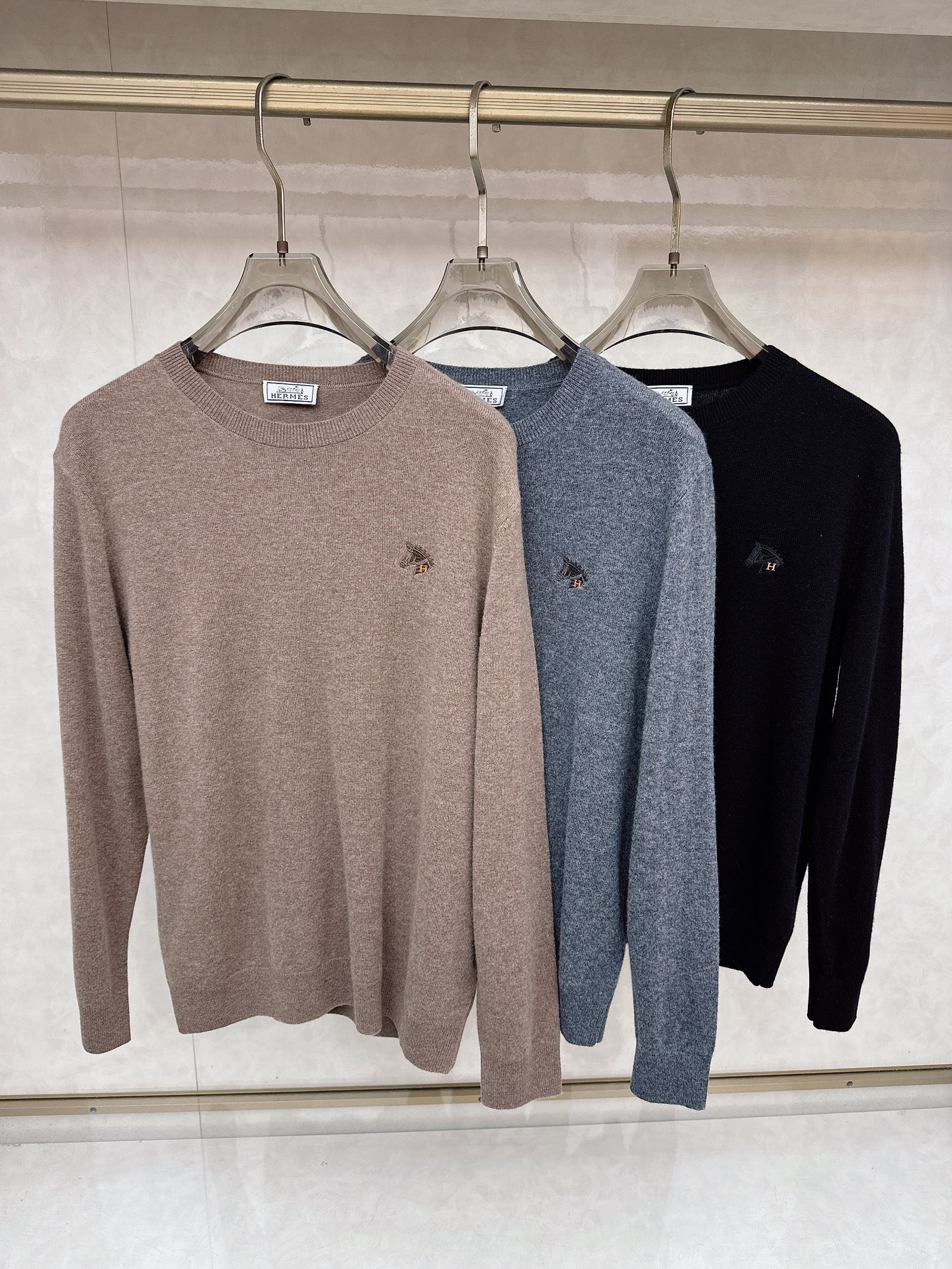 NO:654388,Hermès new wool sweater, fashionable men's sweater, high-end European version of original single wool knitted sweater, merino wool fabric, high breathability and comfort, impeccable details, brand element design concept, reflecting high quality. It presents casual tailoring and the upper body shape is awesome!  Size M-3XL,,hermes,sweaters,alexander wang19860909爱马仕 新款羊毛针织衫潮男时尚羊毛衫,高端欧版原单羊毛针织毛衣,美丽诺羊毛面料,透气舒适度高,细节无可挑剔,品牌元素设计理念,体现高品质.呈现休闲裁剪,上身版型超赞！ 码数M-3XL,,hermes,sweaters,alexander wang,Men's clothing