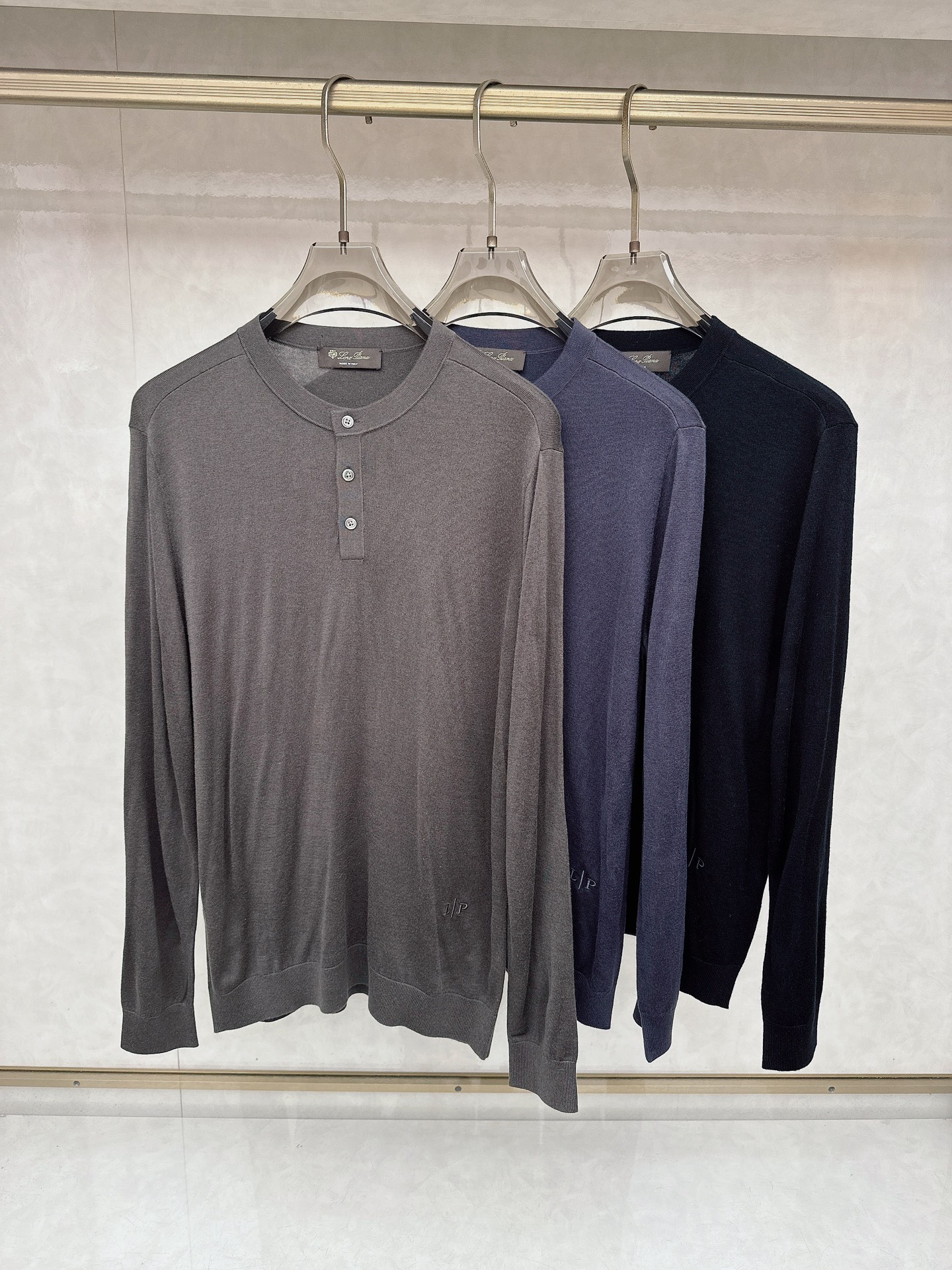 NO:654392,LP  The latest classic autumn and winter men's semi-buttoned crew neck sweater with embroidered letters, round neck pullover style, three buttons on the placket, fashionable and elegant, the iconic letter embroidery logo on the left hem, exquisite and three-dimensional, matching the color of the clothes, seemingly low-key and simple, but bringing an unusual sense of high-end  , the brand identity is extremely high. With clean lines and simple shapes, the upper body is tasteful and stylish, and it is super versatile and never goes out of style. It can be easily used for both business and leisure. It looks great when worn alone or as a base layer. You can match it with any combination to create a full urban elite male look!  The fabric is German Yangtze mercerized wool, which feels extremely soft, delicate, and shiny. It has no pricking feeling when worn next to the body. It is extremely comfortable and has a great drape. It does not wrinkle or deform after long-term wear. Size M-3XL, loro piana, sweaters, alexander wang19860909LP 秋冬最新经典字母绣标男士半开扣圆领毛衣,圆领套头款式,门襟三粒纽扣,时髦而优雅,左侧下摆标志性字母刺绣徽标,精致而立体,与衣服配色,看似低调简约,却带来不同寻常的高级感,品牌标识度极高.干净的线条和简洁的造型,上身有品位有格调,且超级百搭,永不过时,商务休闲皆可轻松应对,单穿或打底都非常好看,随意搭配都能打造出满满的都市精英男神范儿！面料德国扬子纱丝光羊毛,手感极致柔软细腻,有光泽,贴身穿着也毫无扎感,舒适度极佳,垂坠感也超赞,久穿不起皱不变形.尺码M-3XL,,loro piana,sweaters,alexander wang,Men's clothing