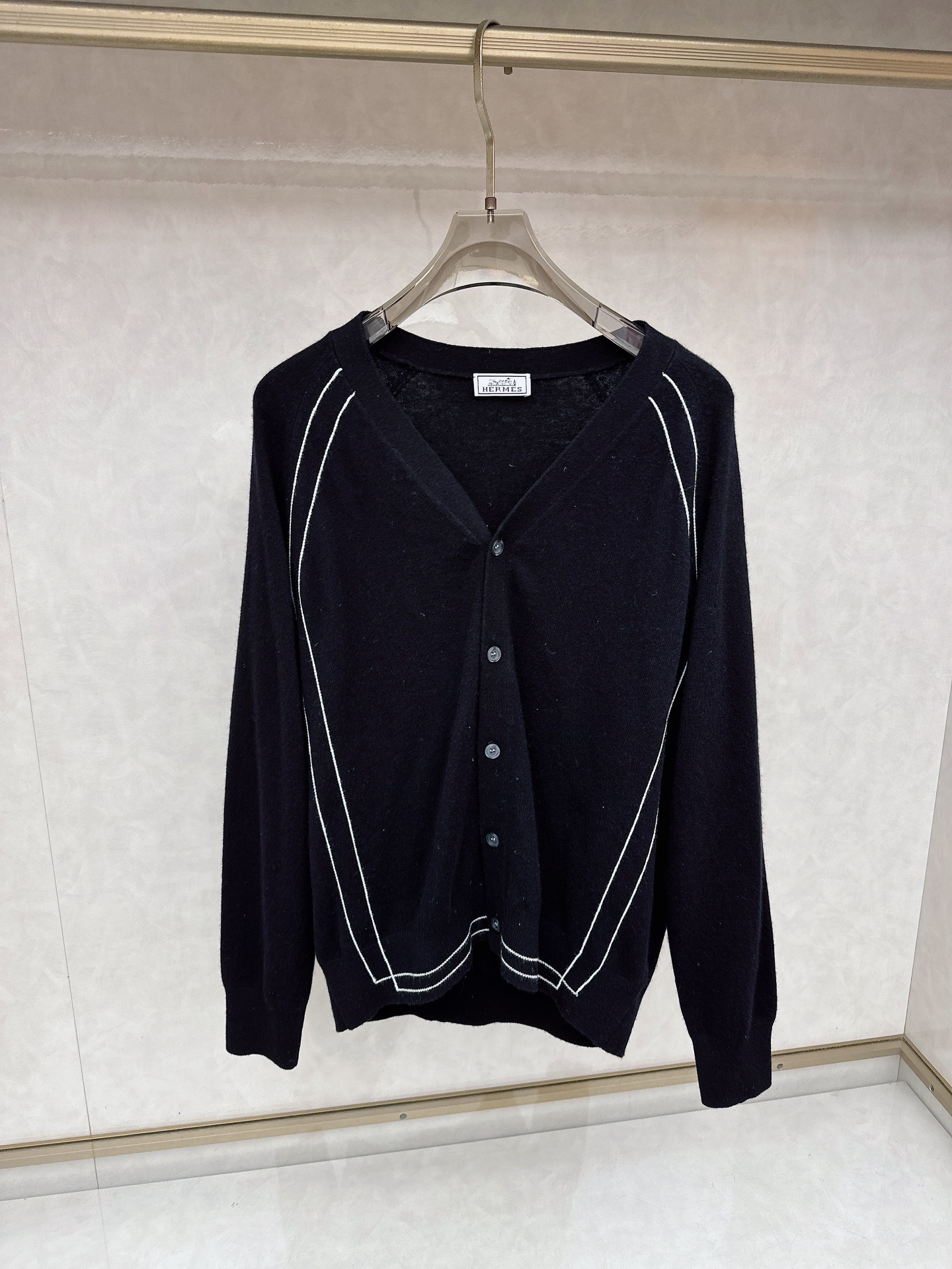 NO:654396,Hermès 25 official website has the latest cardigans and sweaters for autumn and winter, and the hottest models are on sale simultaneously at the counters!  Specially made of wool blended fabric. It feels comfortable. It can be directly in contact with the skin. The logo badge is exquisitely embroidered, which is extremely eye-catching!  The details highlight the fashionable charm of big brands. Exquisite workmanship. Three-dimensional cutting style. The wearing effect is invincible and handsome!  All three standards are complete!  Size M-3XL,,hermes,sweaters,alexander wang19860909爱马仕 25官网秋冬季最新款开衫毛衣,专柜同步在售爆款！特供羊毛混纺面料.手感舒适.可直接接触皮肤,logo徽章精致刺绣标志,极为抢眼！细节凸显大牌时尚魅力.精致做工.立体裁剪风格.穿着效果无敌帅气！三标齐全！码数M-3XL,,hermes,sweaters,alexander wang,Men's clothing