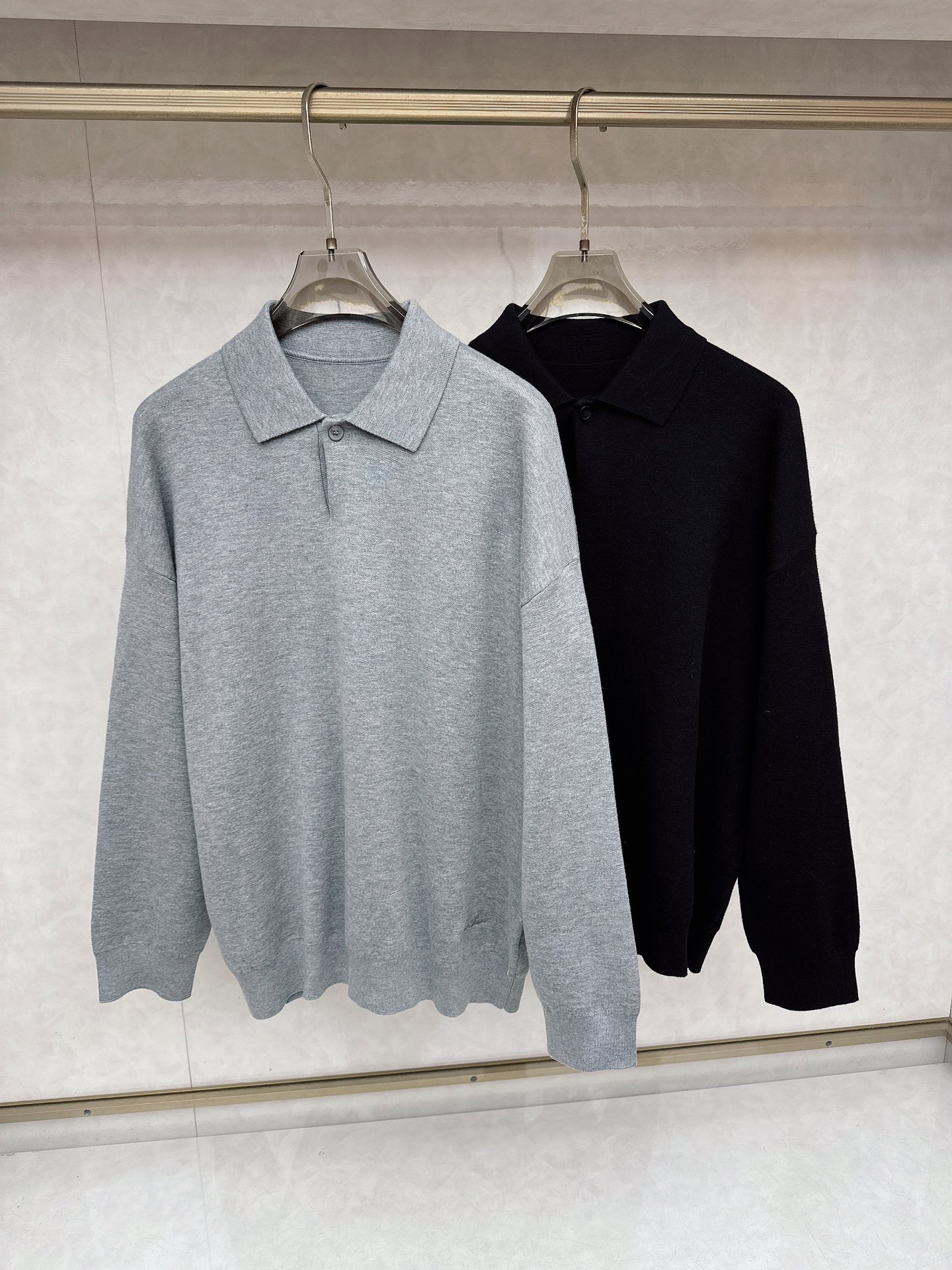 NO:654399,LP  Made of cashmere and wool blended yarn, it has good warmth retention, is fluffy and soft, doubles the skin care, and gives you a lightweight wearing experience. High-quality natural fiber ensures a high-quality life. The whole piece is made of solid color single-sided technology, leaving loose volume when fit, solid color plain weave, clean fabric surface, solid color design, durable and high-end. Delicate workmanship, fashionable and versatile, back shoulder design, simple and comfortable  , while using counter stitching to highlight the quality in details, making the temperament more low-key, restrained, calm and stylish, and better showing the clean and neat side of successful men. The collar, cuffs, and hem are made of dense rib weaving, which is tight and elastic, not easy to deform, and highlights the texture of details. Whether worn alone or as an inner layer, it can not only give you a warm feeling, but also give you a refined sense of fashion.  The fabric is made of cashmere blend and has a delicate and soft texture, which is comfortable and skin-friendly. The upper body has a particularly good three-dimensional effect and a great drape. It will not pill or deform after being worn for a long time and washed. Size M-XXXL, loro piana, alexander wang19860909LP 采用羊绒羊毛混纺纱线,保暖性佳,蓬松柔软,加倍呵护肌肤,给你轻如无物的穿着感体验.高品质天然纤维,保障高品质生活.整件采用净色单面工艺,合体留有松量,净色平纹,织面整洁,纯色设计,耐看高阶.做工细致,时尚又百搭,后倒肩版型设计,简约舒适,同时运用反针衔接,在细节处彰显品质,让气质更加低调内敛,沉稳有型,更好地展示成功男士干净利落的一面.领口,袖口,下摆采用加密罗纹织法,紧密有弹力,不易变形,彰显细节质感.无论单穿还是内搭,既能给你绵绵暖意,ftd又能给你精致的时髦感.  面料羊绒混坊质感细腻柔软,舒适亲肤,上身立体感特别好,垂坠感也超赞,久穿久洗不起球不变形. 码数M-XXXL,,loro piana,alexander wang,Men's clothing