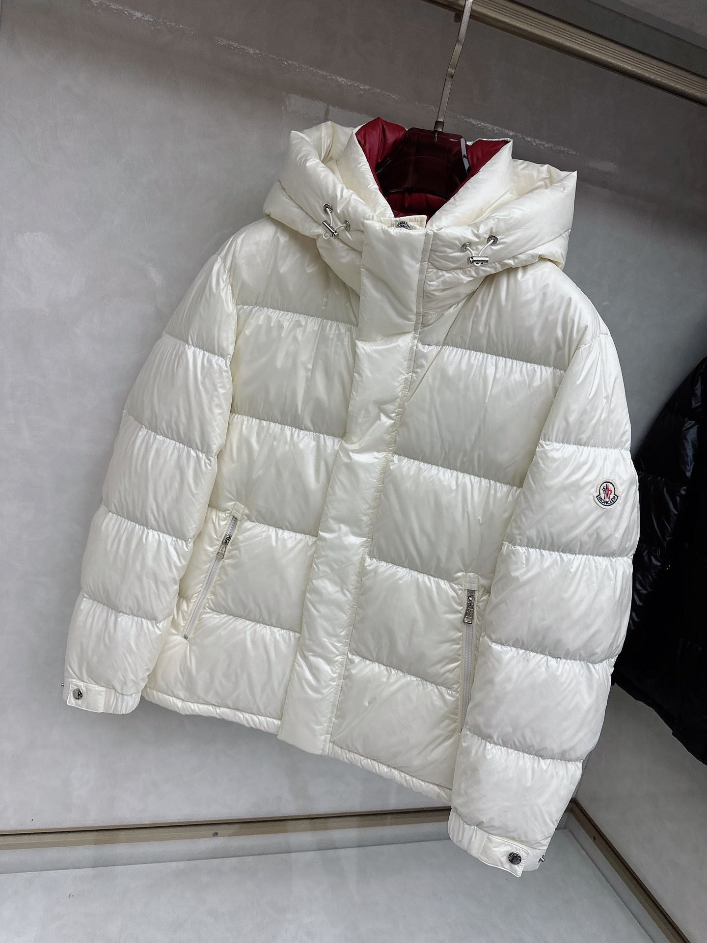 蒙口 2025秋冬新款羽绒服。这款号称羽绒服届最高端的，全部90绒的三标齐全带着经典的Logo组合搭配，